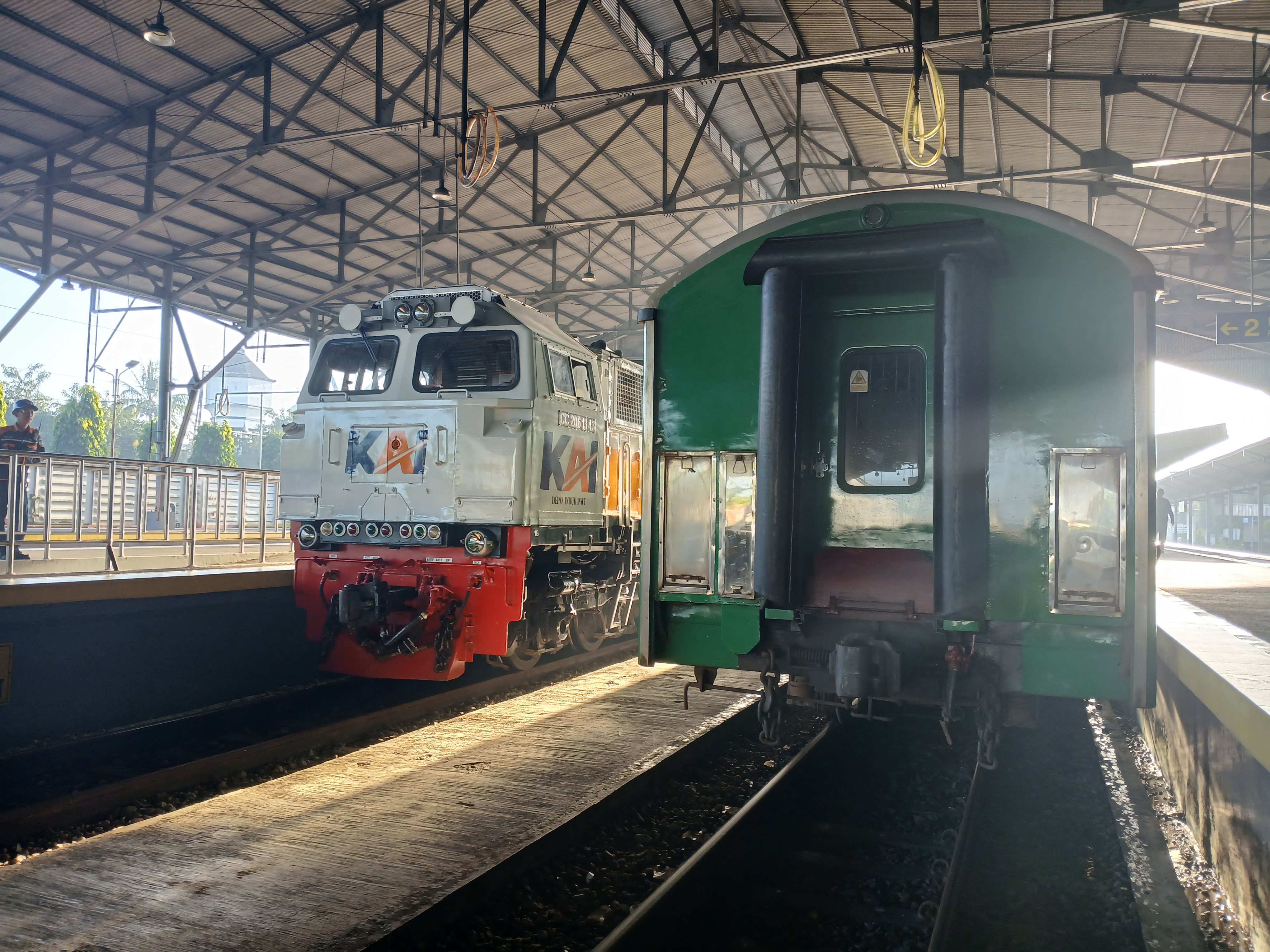 Berdampingan di Stasiun Indonesia - foto kereta api terbaru