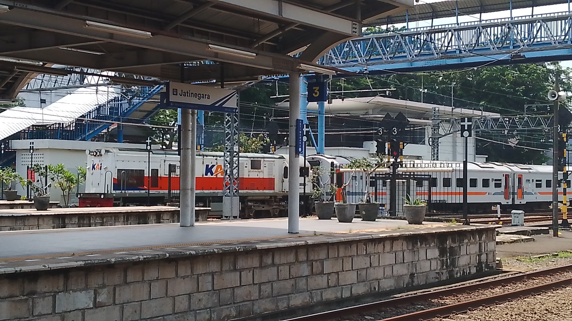 Brantas tambahan  di Stasiun Indonesia - foto kereta api terbaru