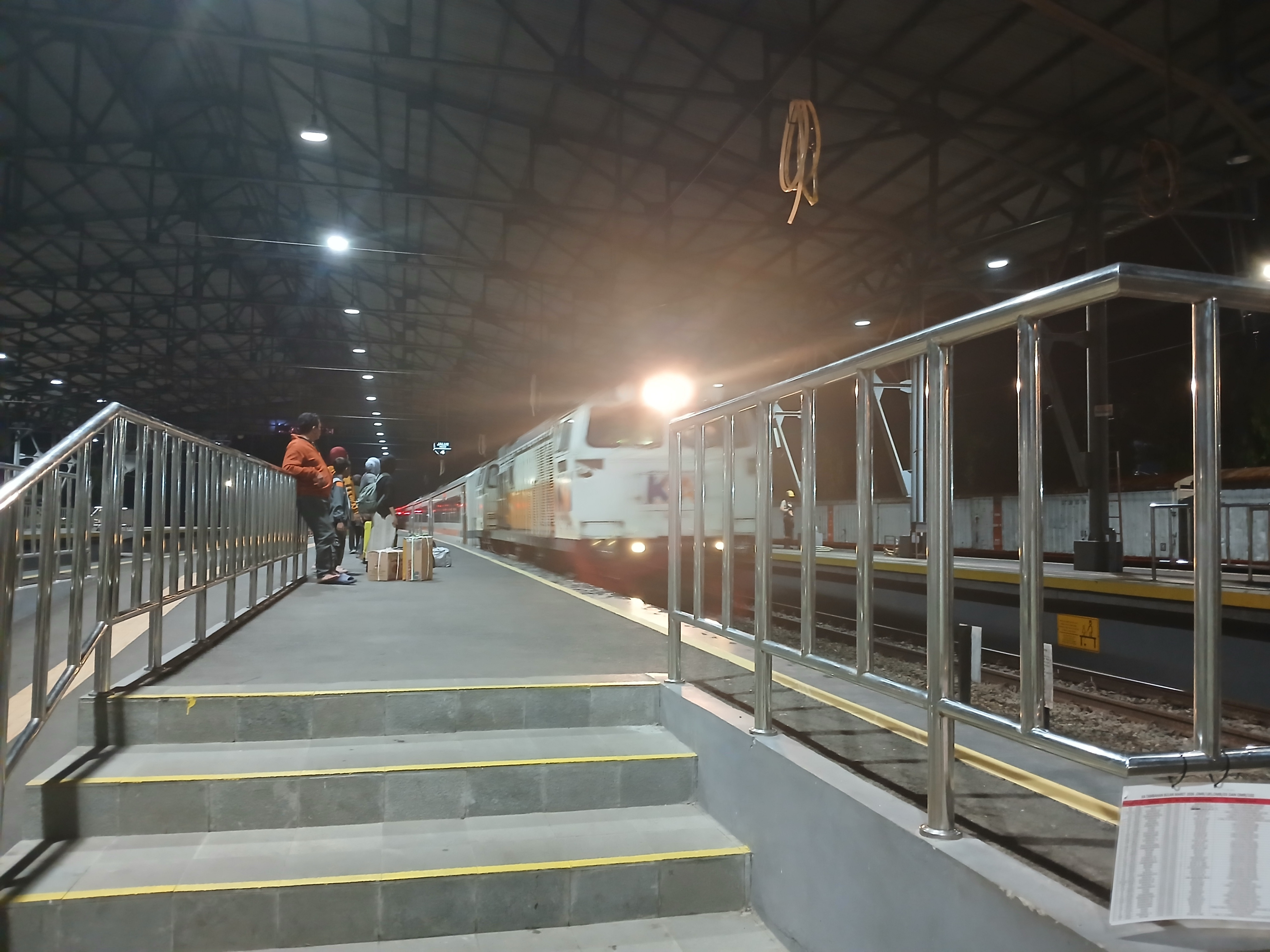 Cahaya harapan di Stasiun Indonesia - foto kereta api terbaru