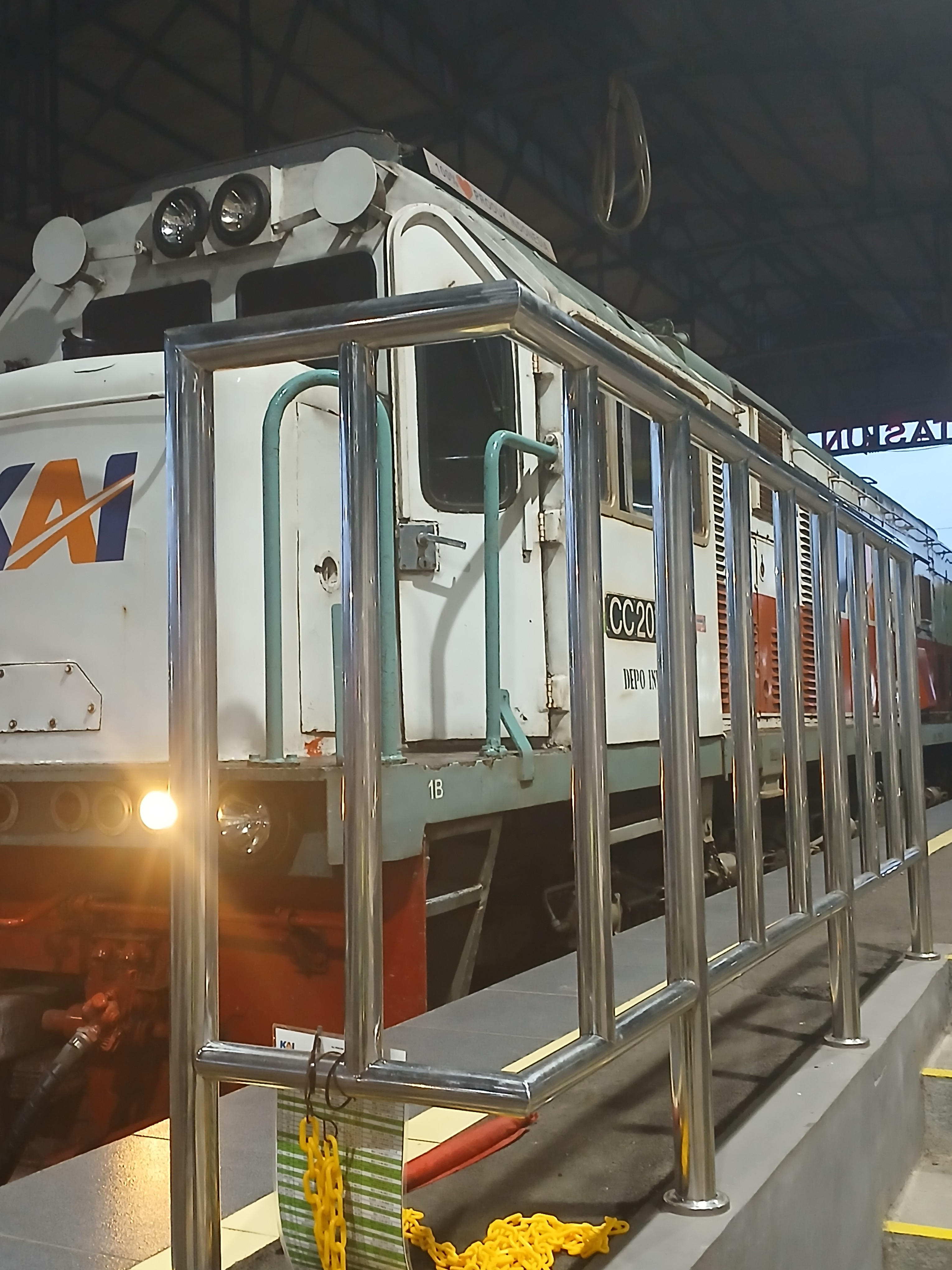 Cc 201 83 21 di Stasiun Indonesia - foto kereta api terbaru