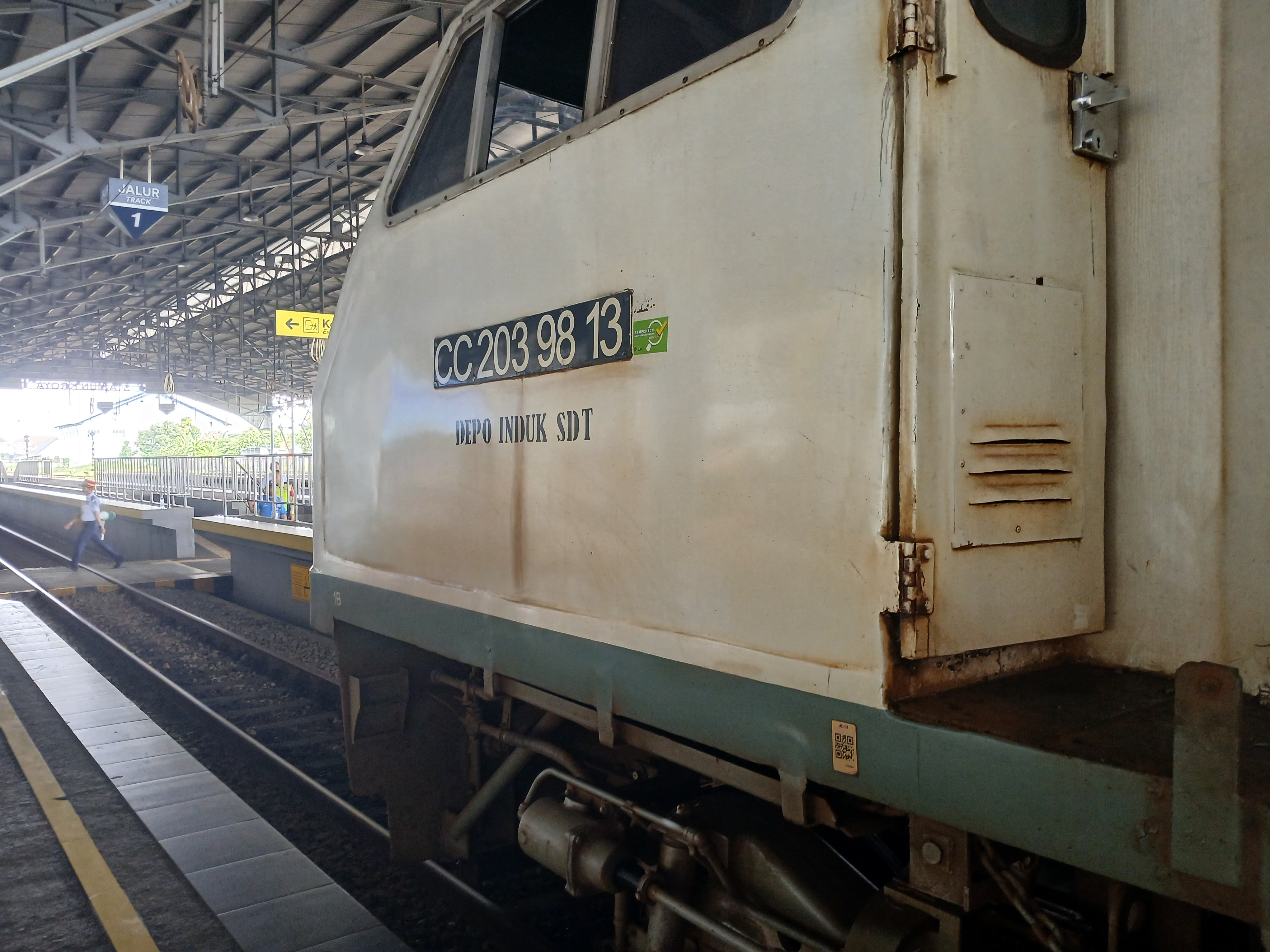 Cc 203 98 13 di Stasiun Indonesia - foto kereta api terbaru
