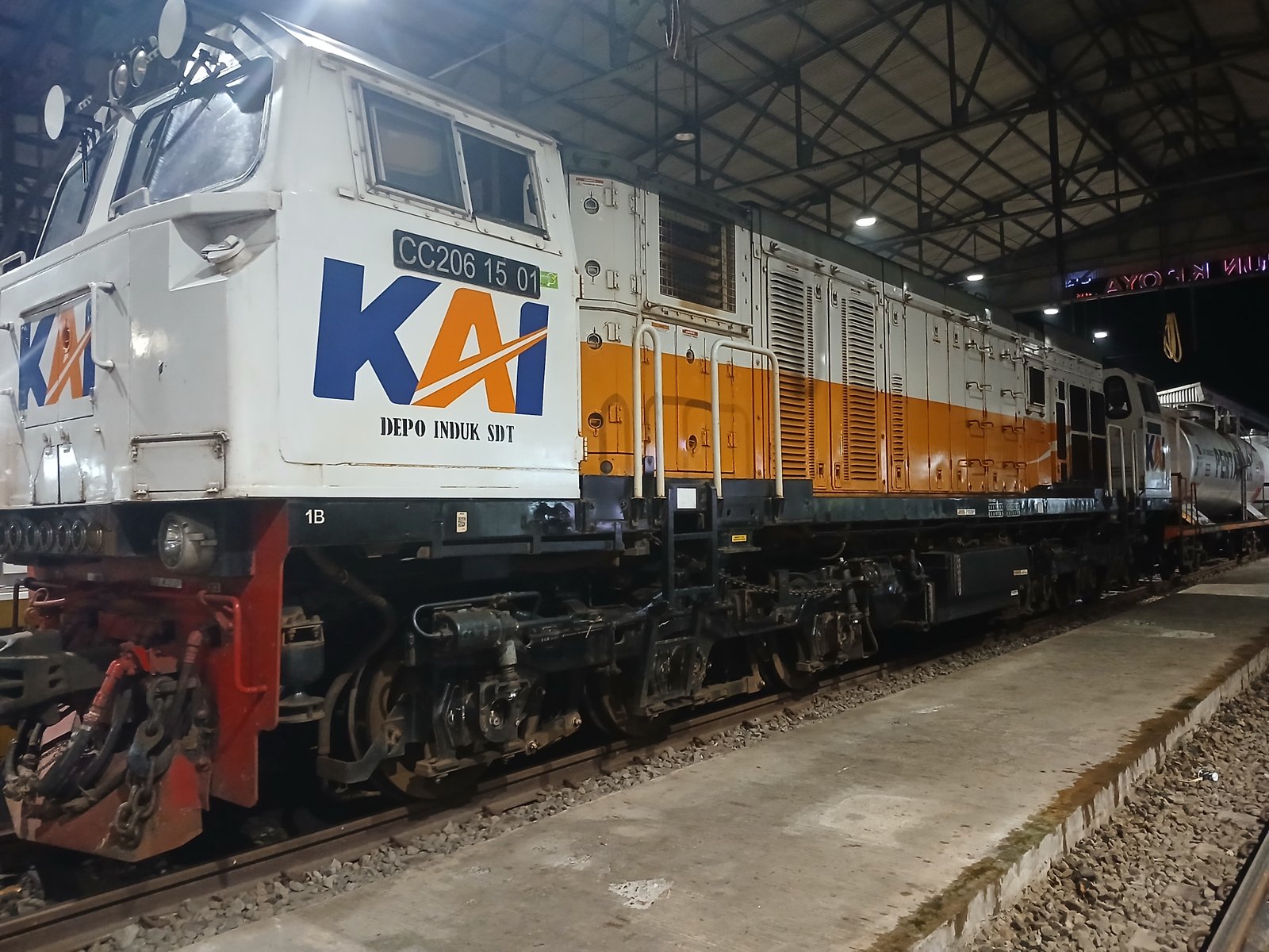 Foto Cc 206 15 01 begitu gagahnya dan terlihat semangat saat menarik rangkaian barang di Indonesia