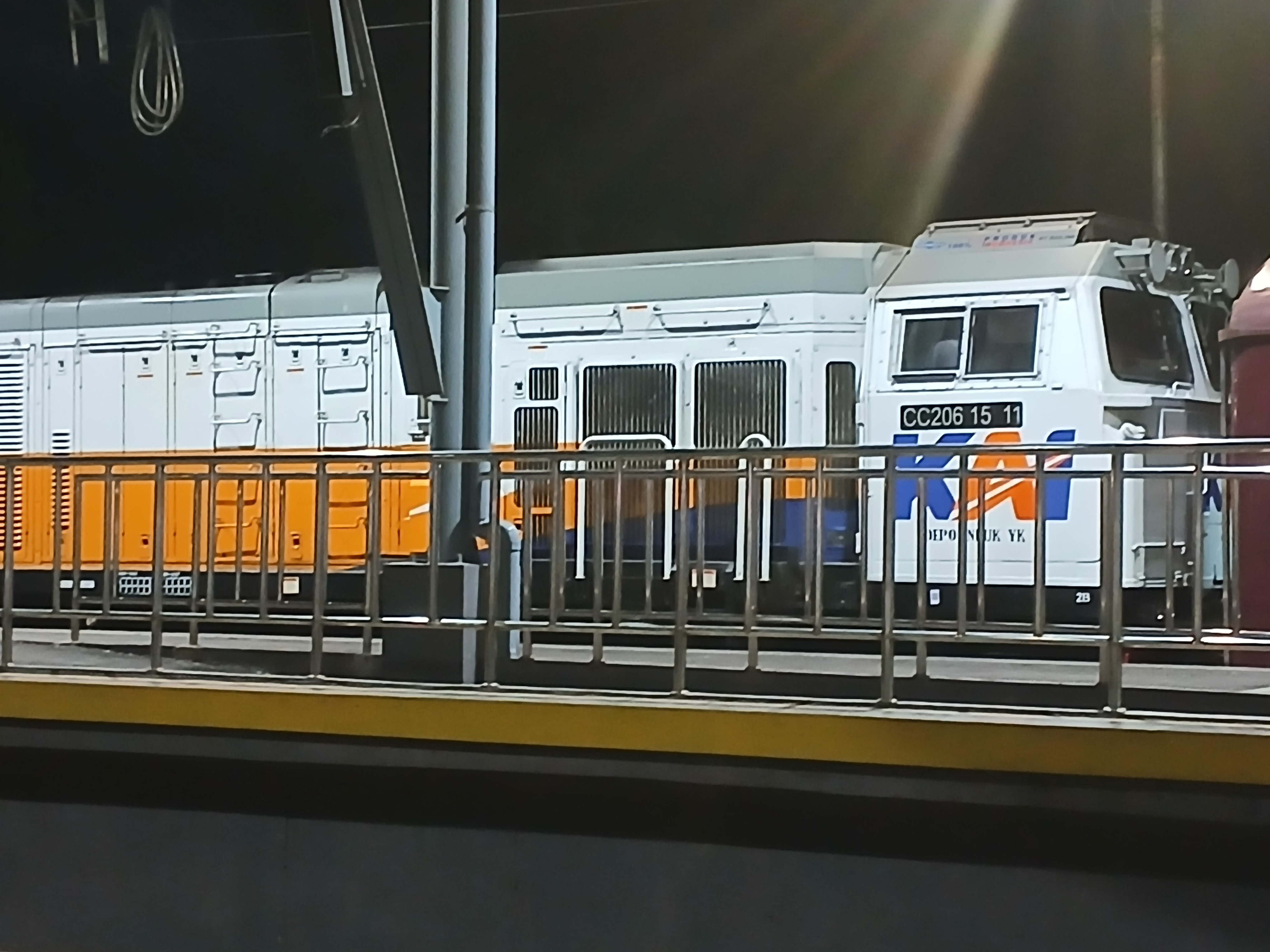 Cc 206 15 11 di Stasiun Indonesia - foto kereta api terbaru