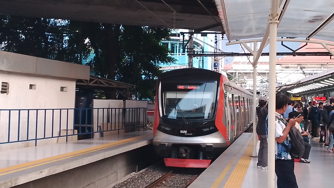 CLI-125 TS2 di Stasiun Indonesia - foto kereta api terbaru