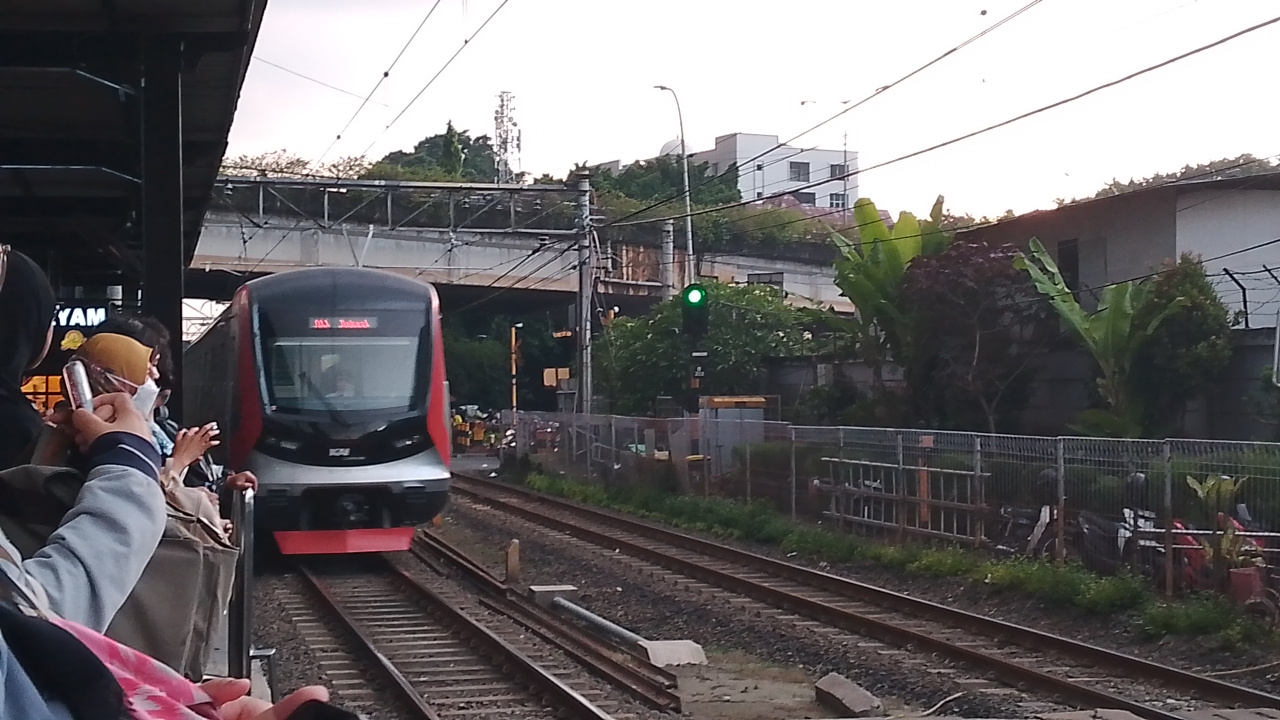 CLI-125 TS8 di Stasiun Indonesia - foto kereta api terbaru