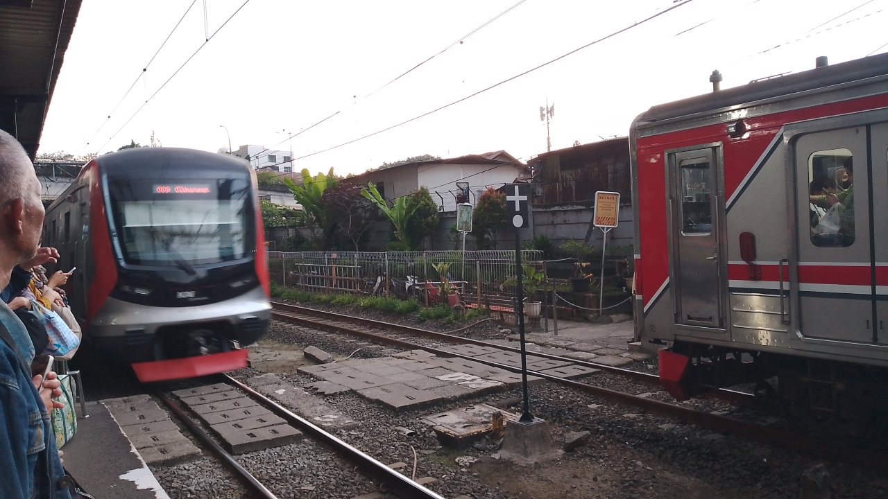 CLI-125 TS9 di Stasiun Indonesia - foto kereta api terbaru