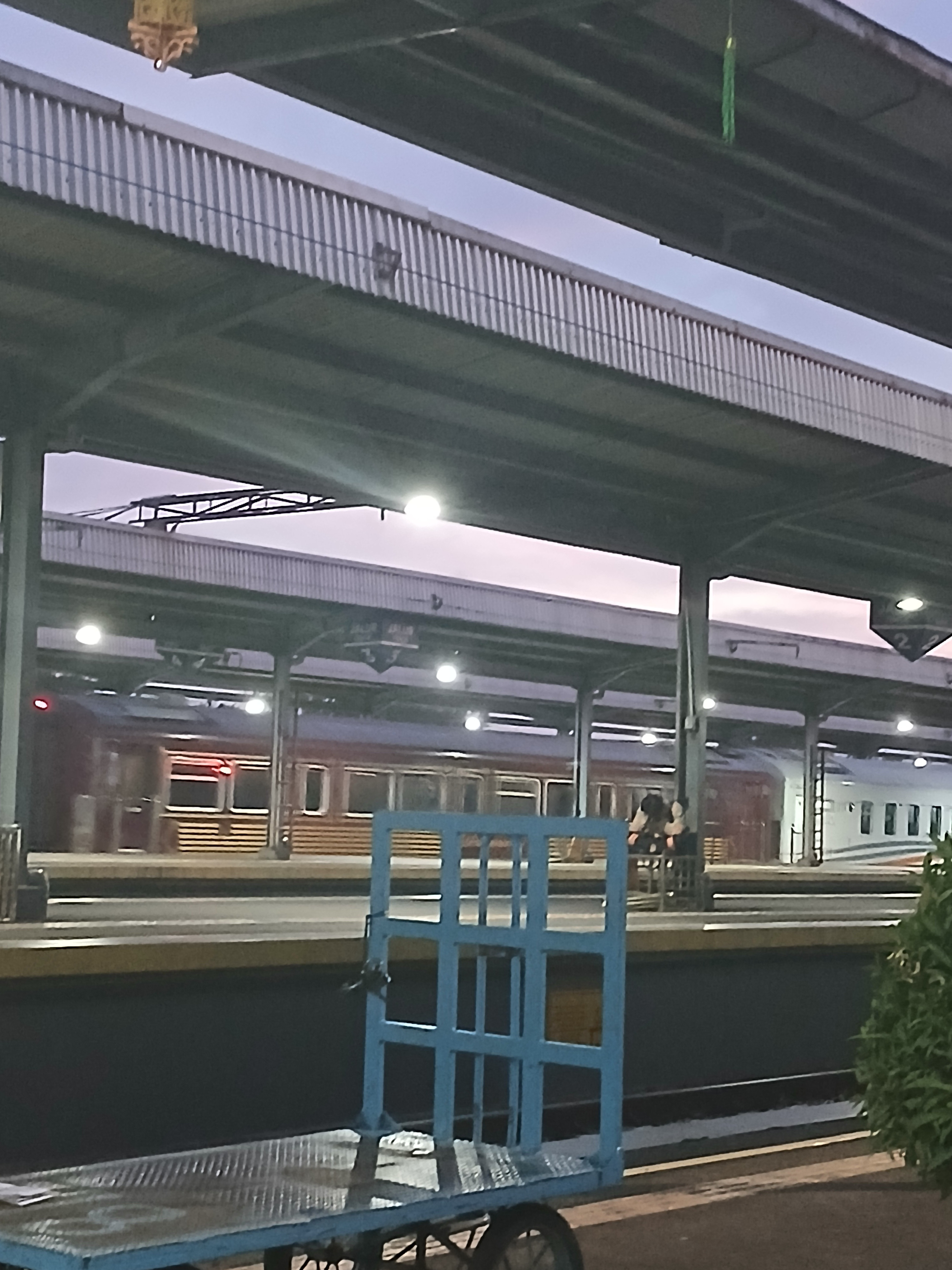 Coklat manis tapi ini ga bisa di makan di Stasiun Indonesia - foto kereta api terbaru