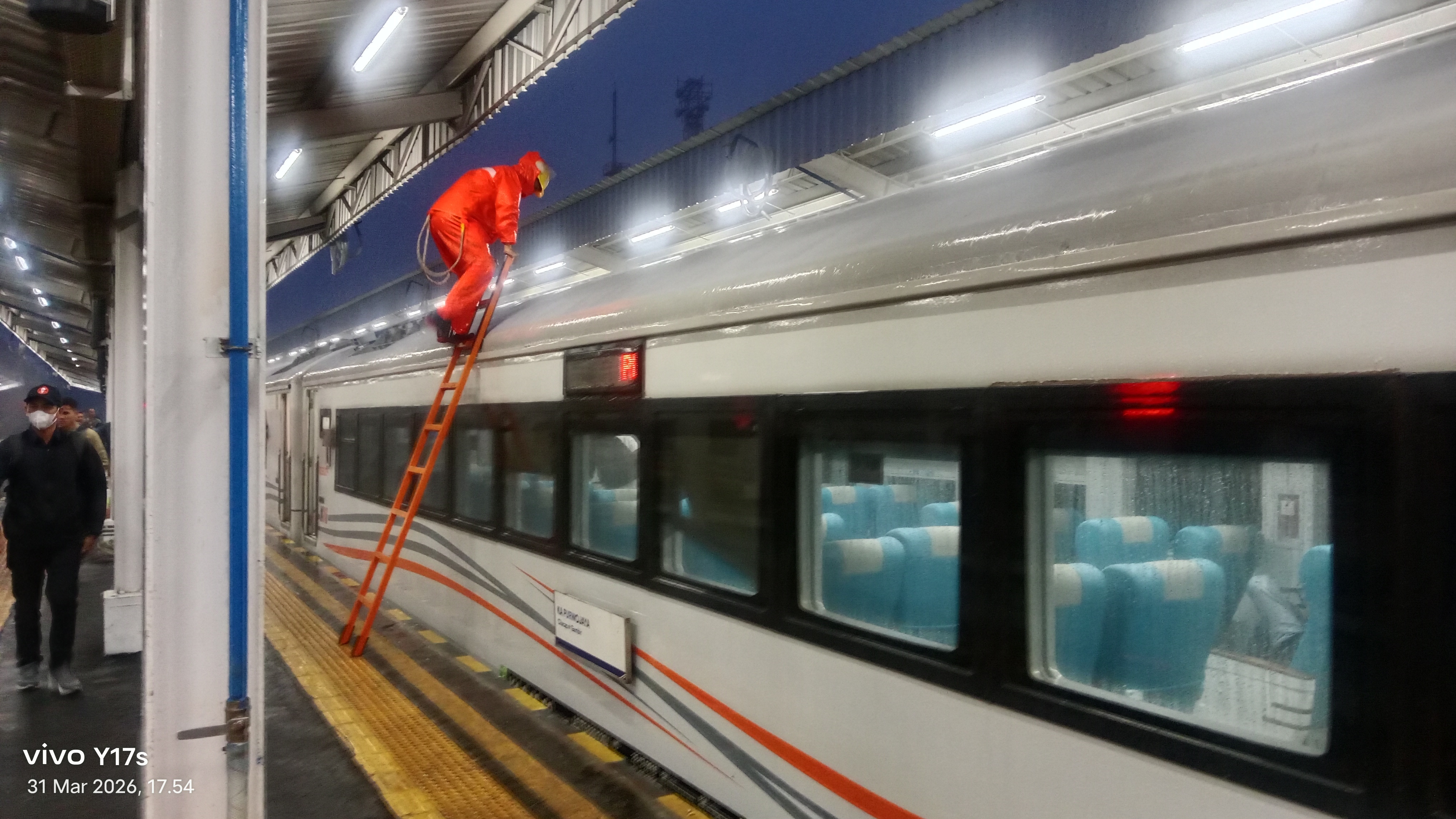 Foto Dedikasi GASIR (Petugas Pengisi Air) Kereta Api - Kereta Kereta Api di Indonesia