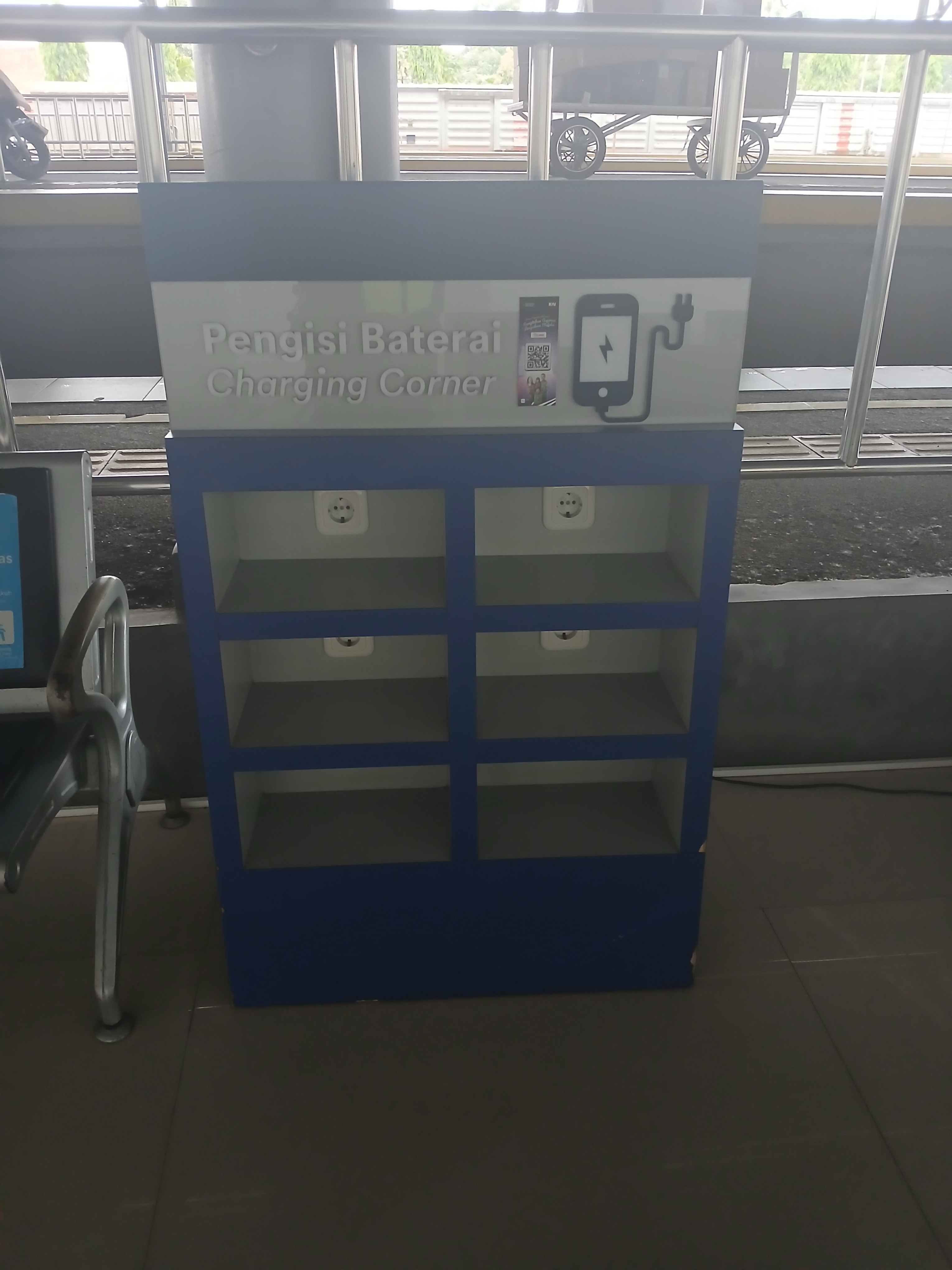 Fasilitas charger hp dan laptop di ruang tunggu dalam stasiun kroya