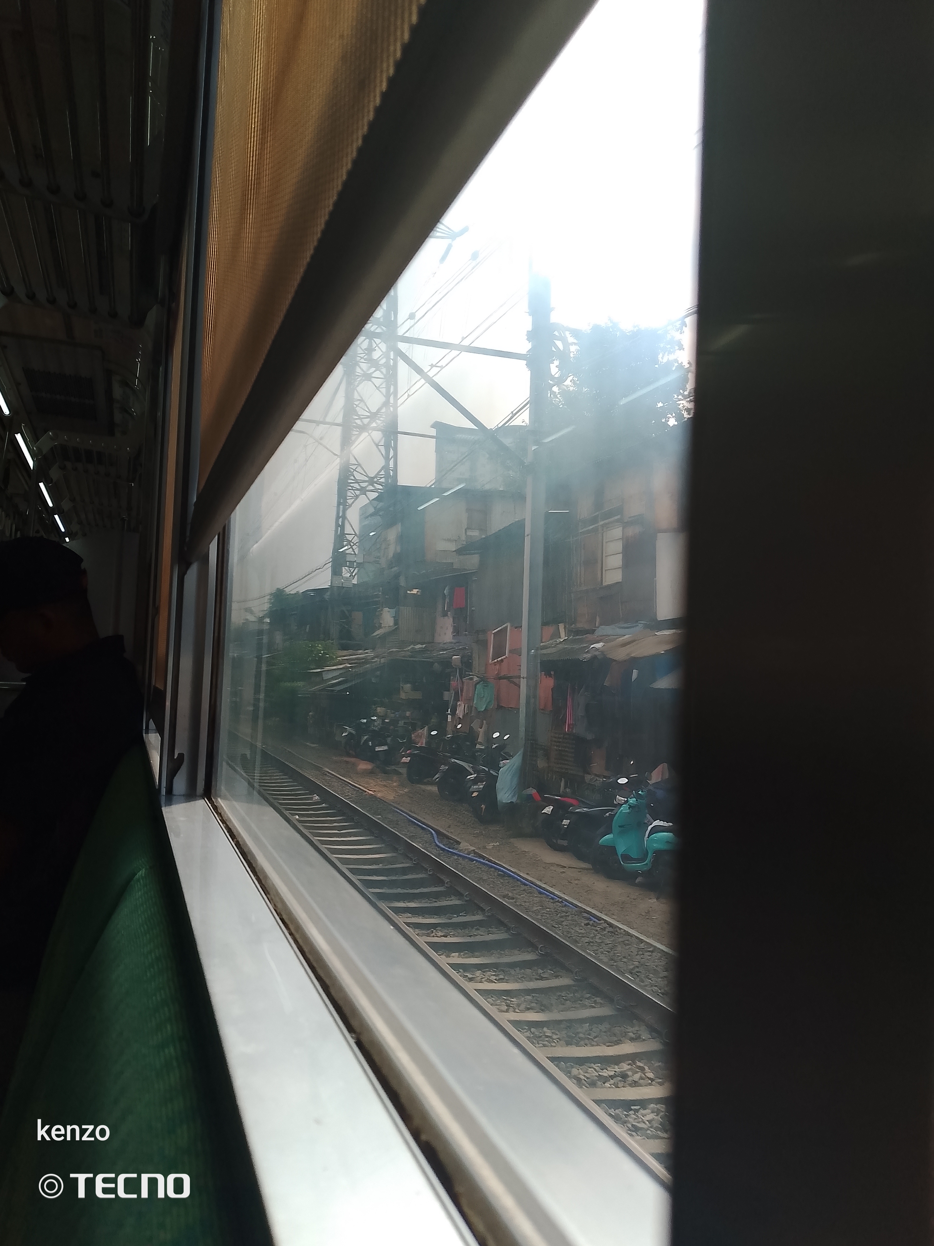 Gabut  di Stasiun Indonesia - foto kereta api terbaru
