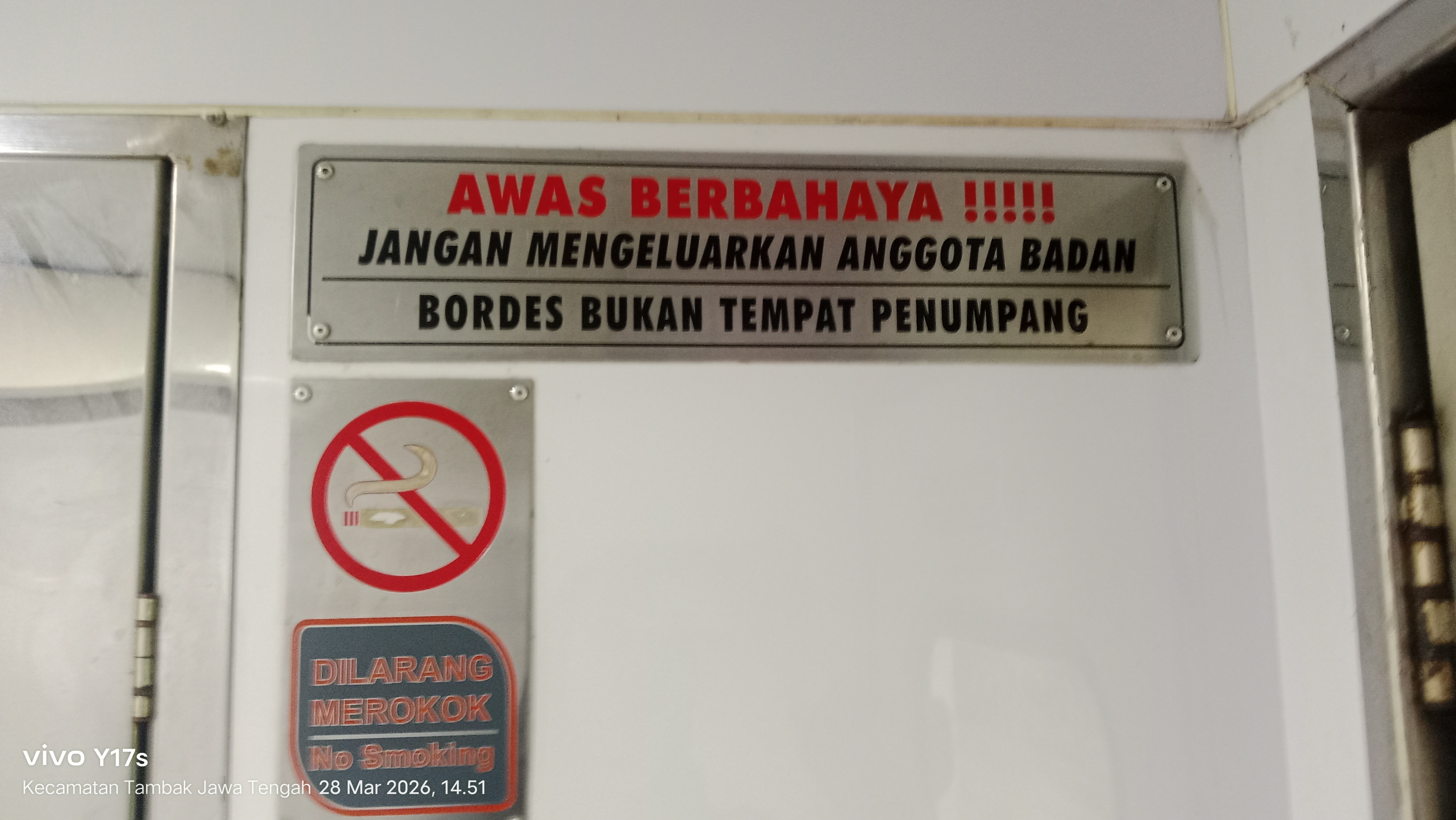 Himbauan di atas Kereta api di Stasiun Indonesia - foto kereta api terbaru