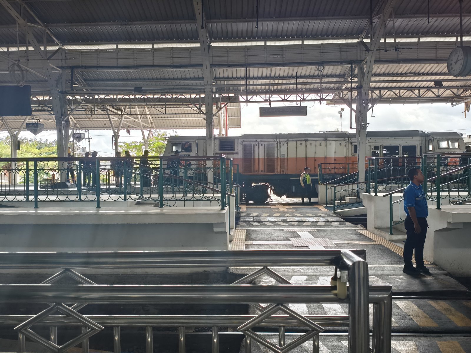 Hiruk pikuk tapi tetep slow