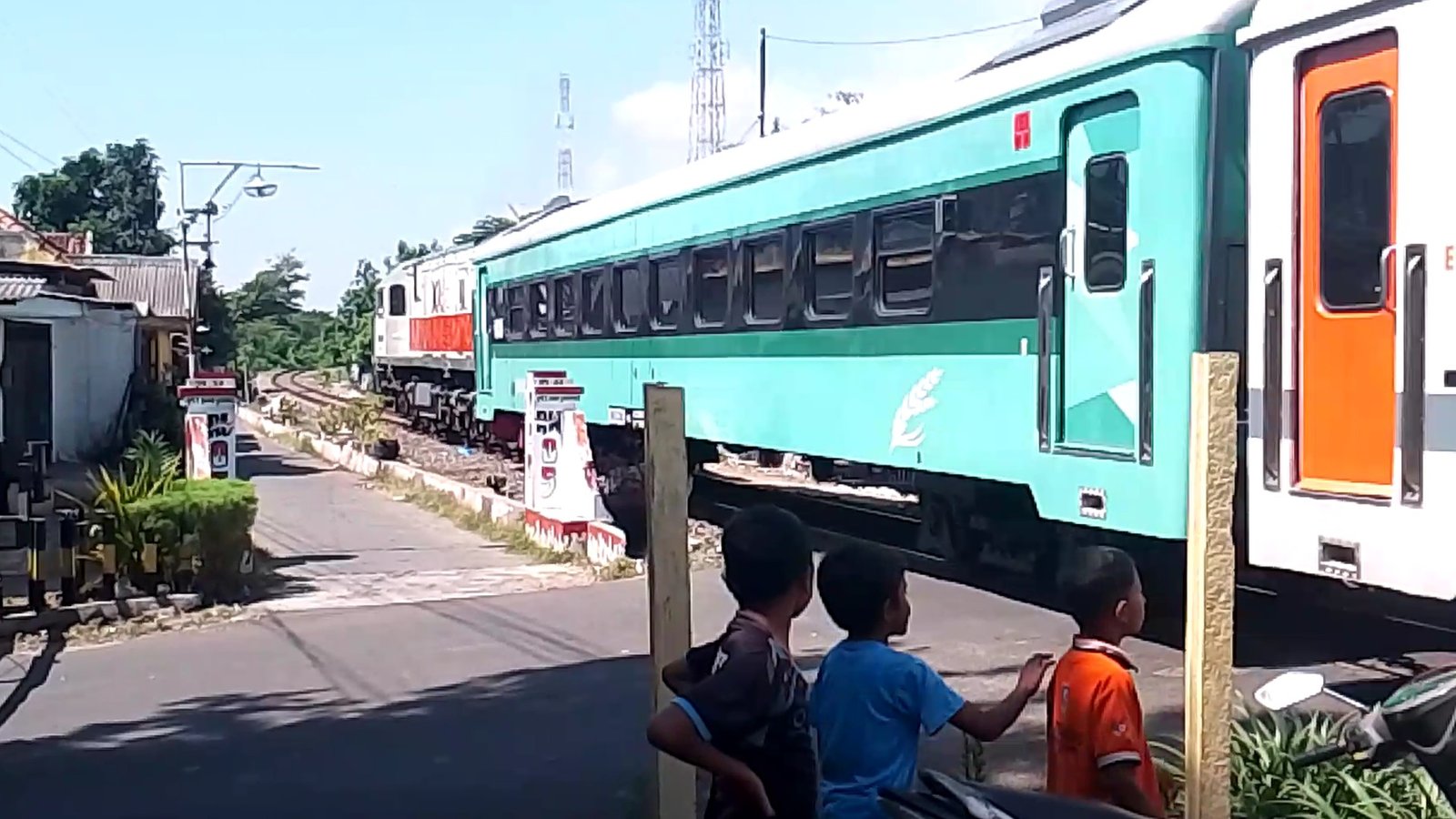 KA 209 mutiara Timur membawa luar dinas kereta petani& pedagang 