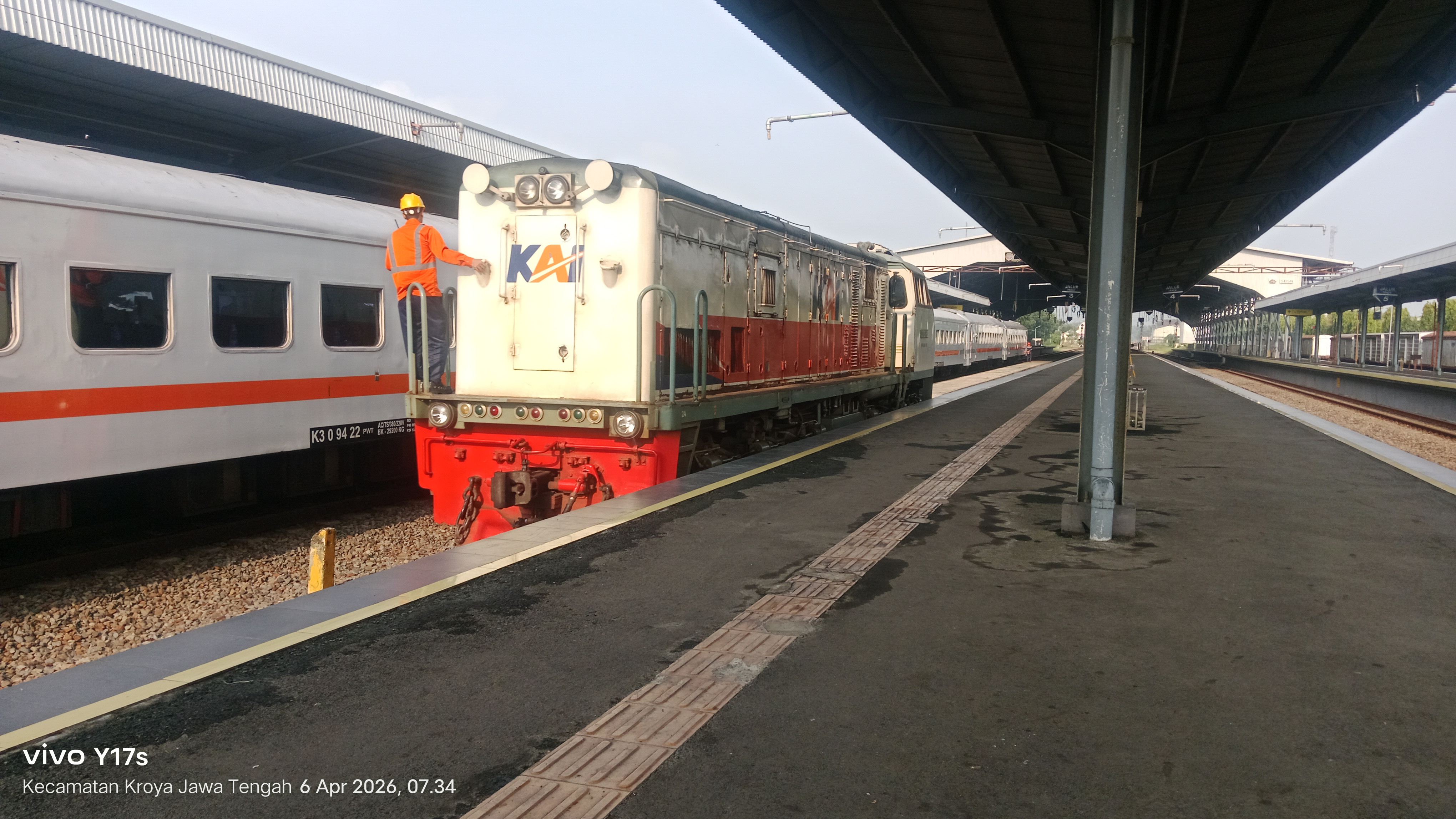 KA 286/283 Serayu Purwokerto -Pasar senen di Stasiun Indonesia - foto kereta api terbaru