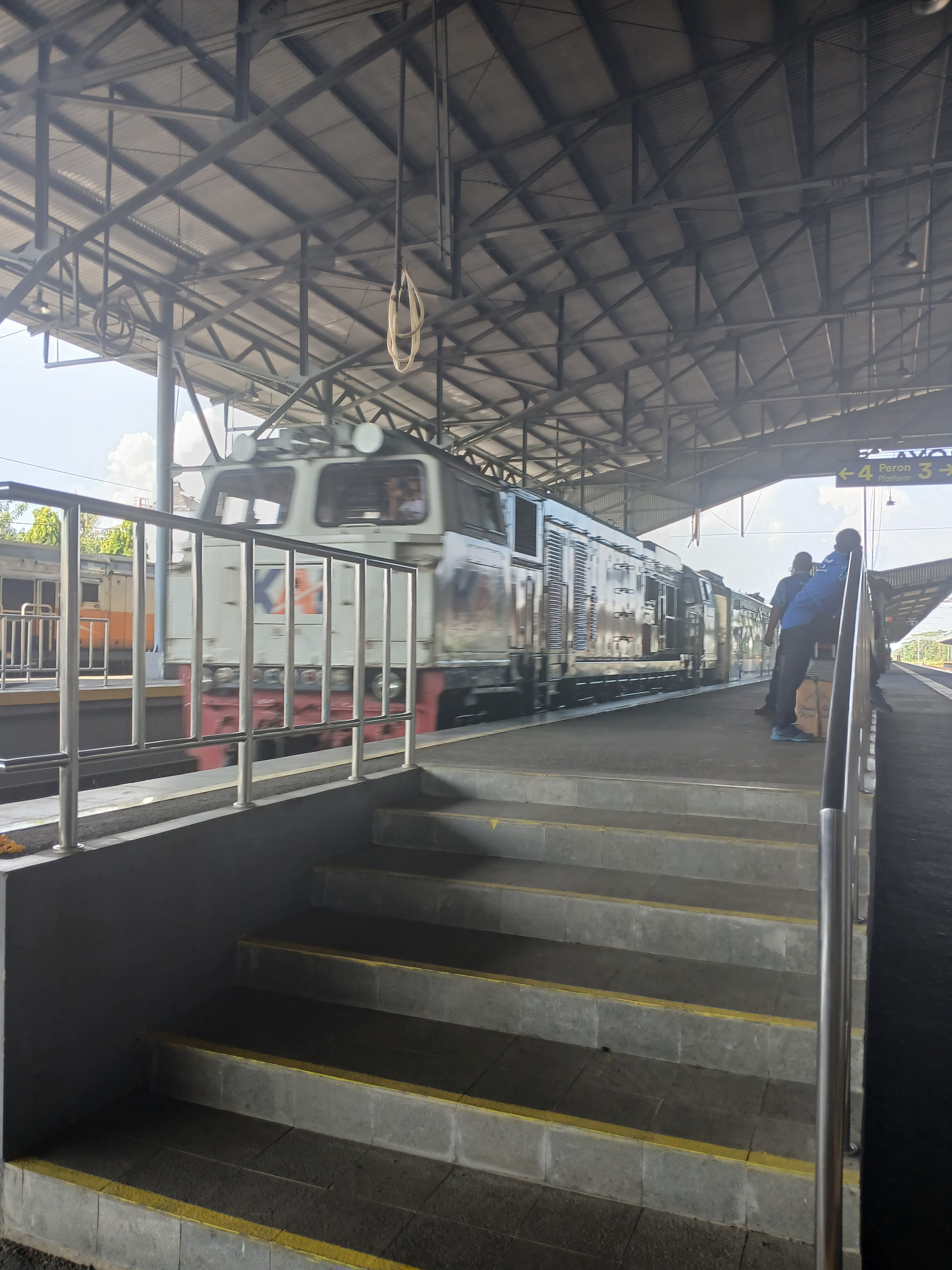 Ka argo semeru tujuan gambir di Indonesia - foto kereta api