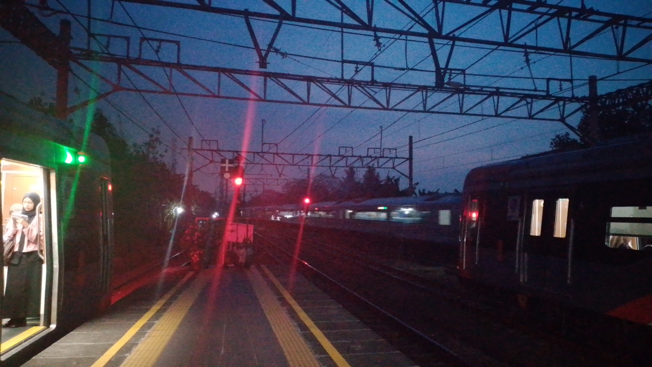 KA ceribon di Stasiun Indonesia - foto kereta api terbaru