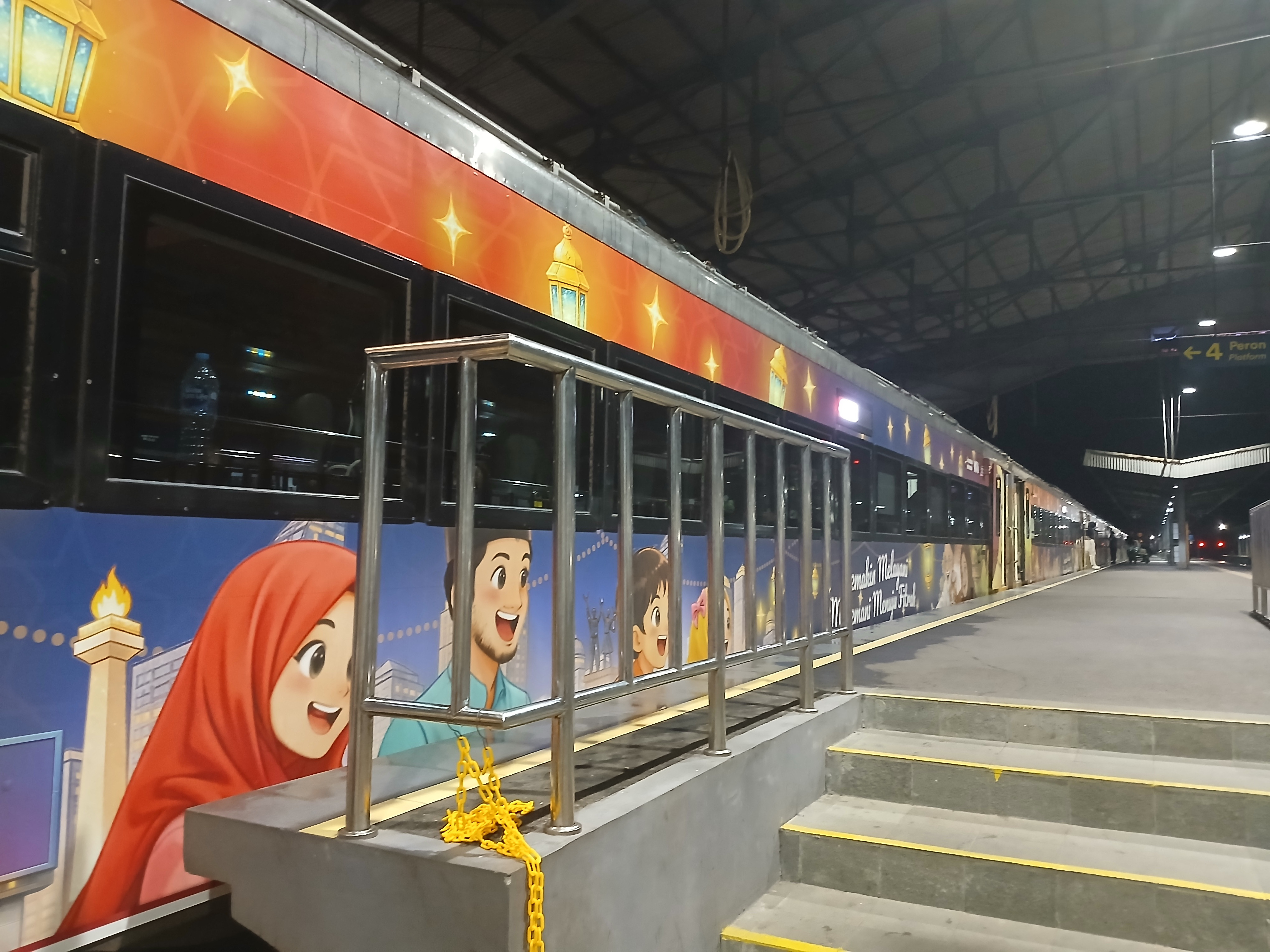 Ka gajayana di Stasiun Indonesia - foto kereta api terbaru