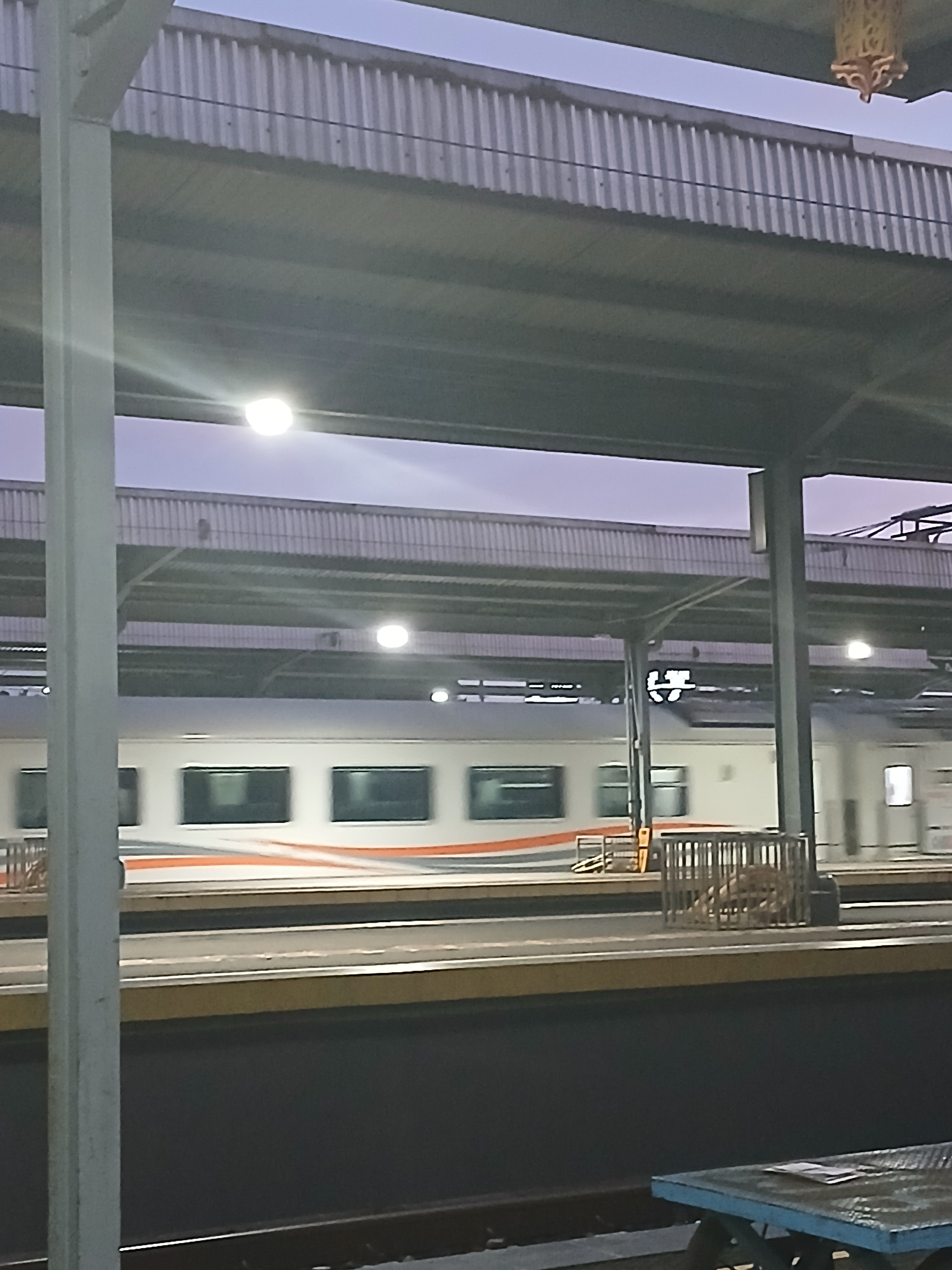 Ka gajayana tambahan di Stasiun Indonesia - foto kereta api terbaru