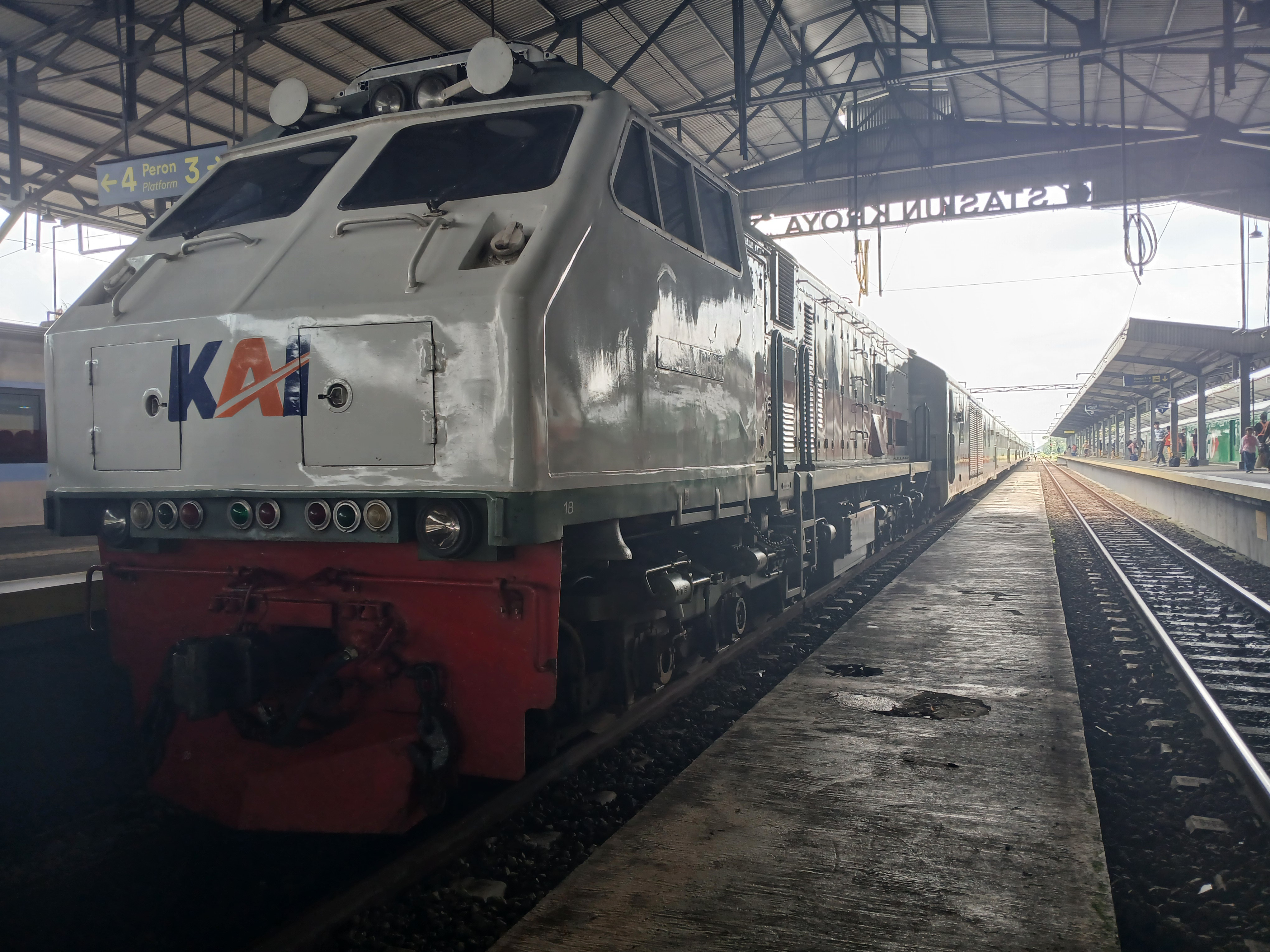 Ka kamandaka di Stasiun Indonesia - foto kereta api terbaru