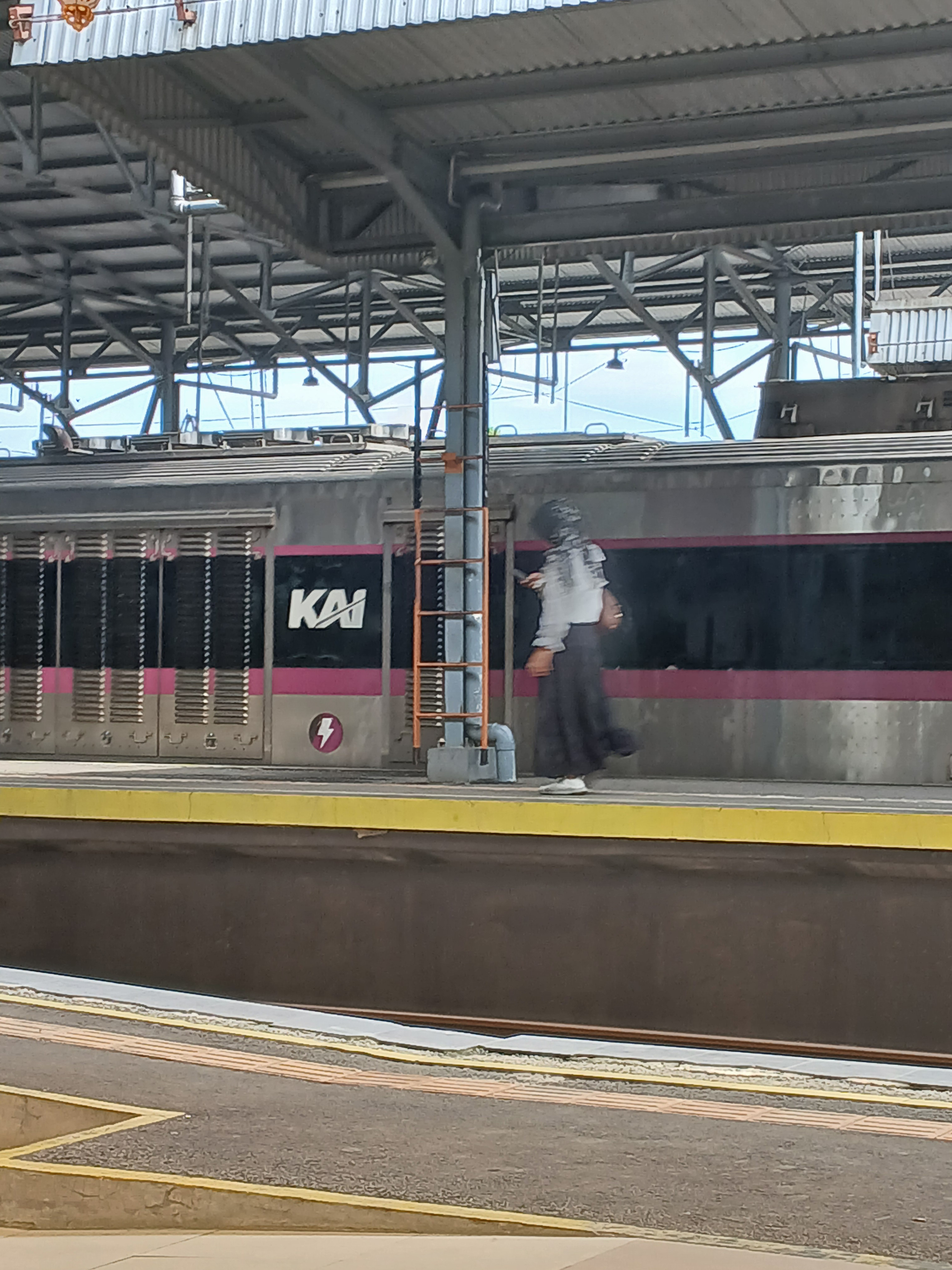 Ka lodaya slo bd di Stasiun Indonesia - foto kereta api terbaru
