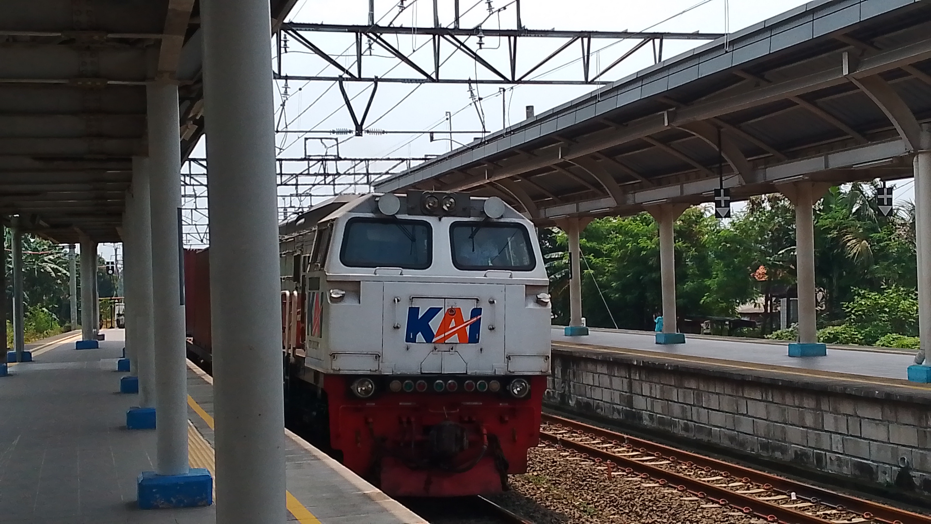KA logistik  di Stasiun Indonesia - foto kereta api terbaru