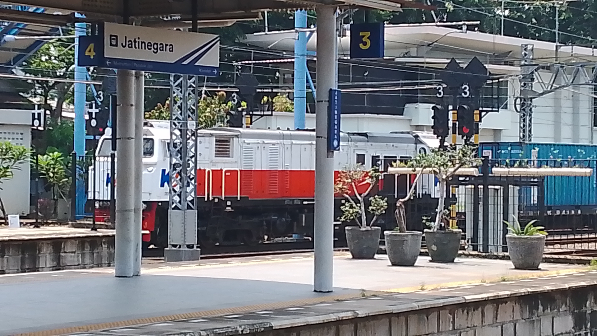 Foto KA logistik  - Kereta Ka Logistik di Indonesia