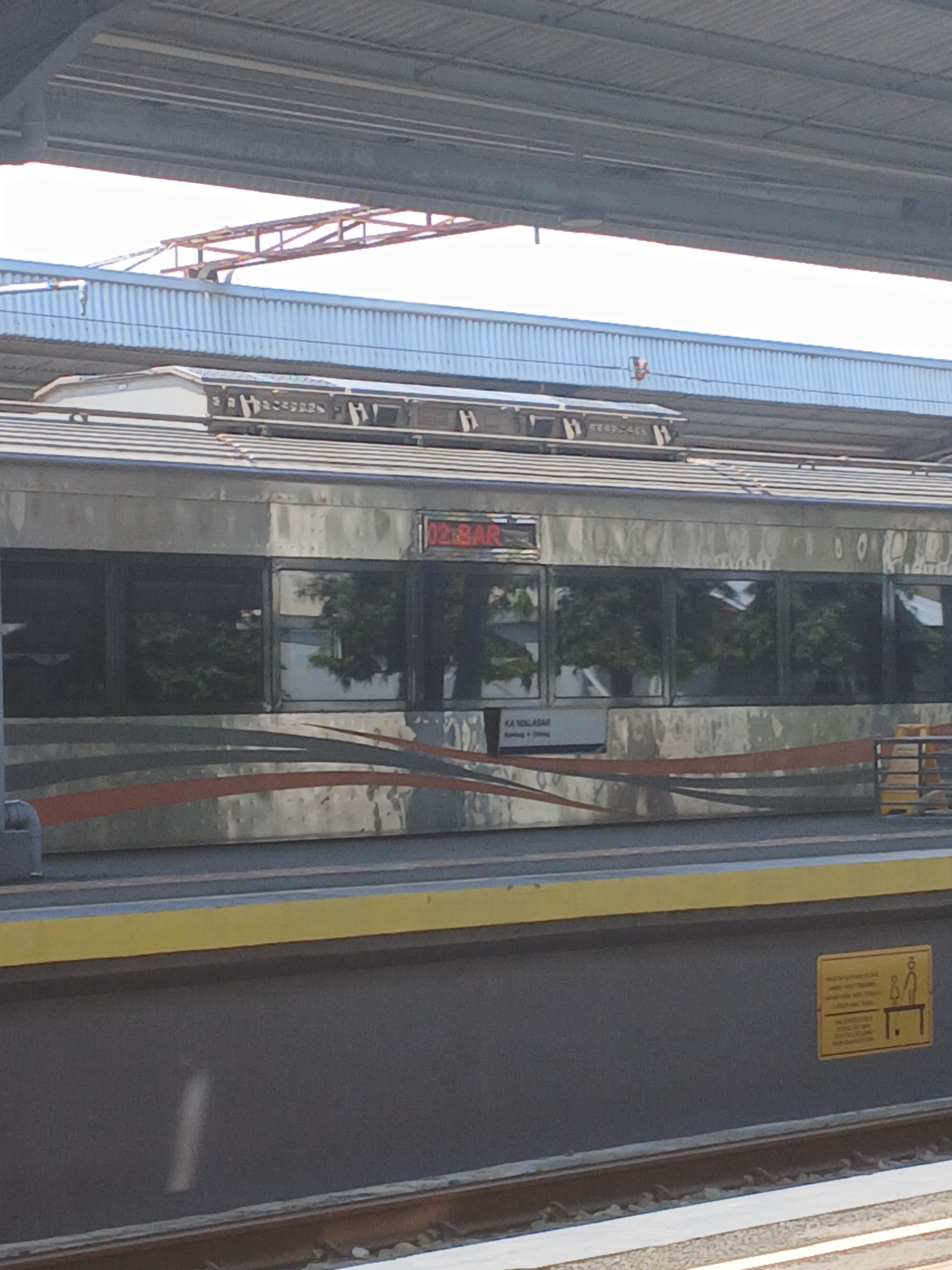 Ka malabar siap melintasi jalur berliku di Indonesia - foto kereta api