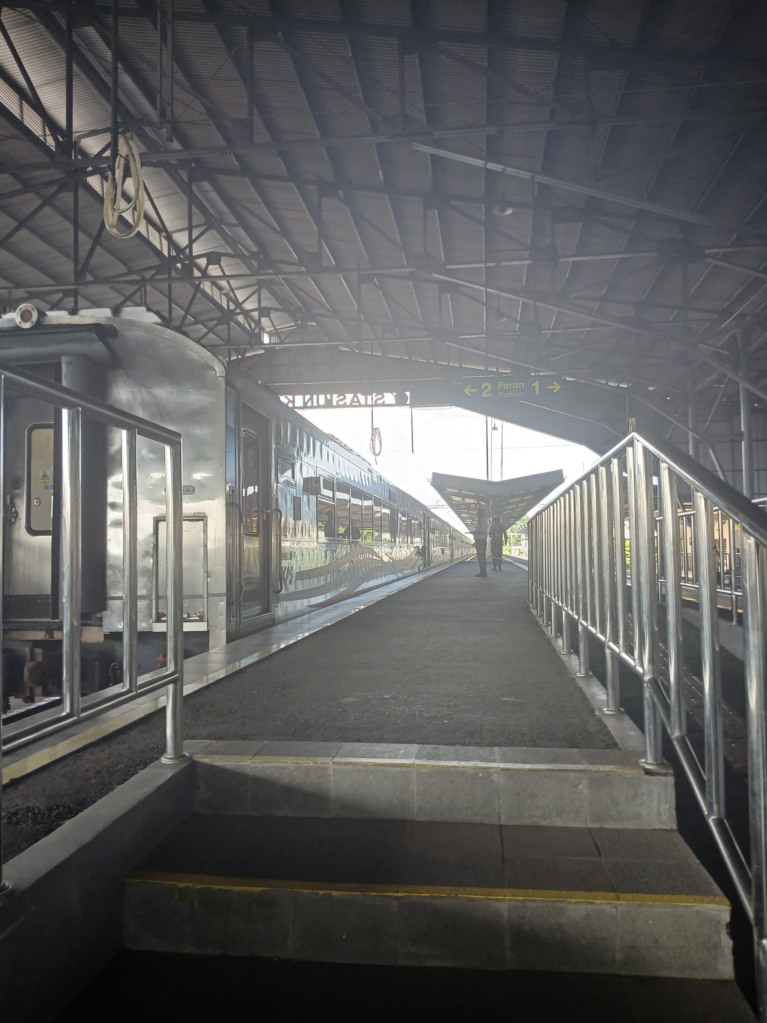 Ka malabar tujuan malang  di Stasiun Indonesia - foto kereta api terbaru