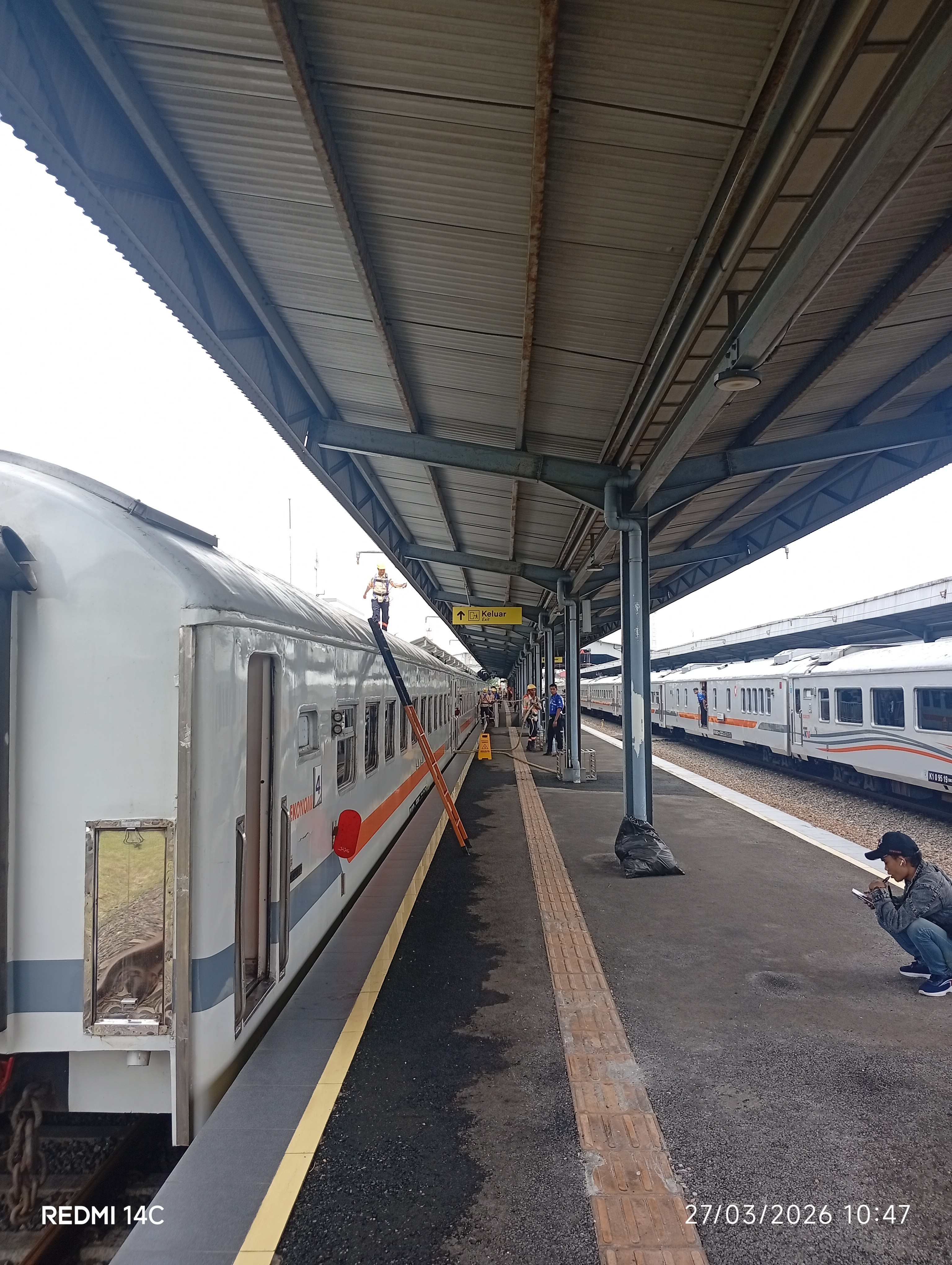 Ka Motis Tengah di Stasiun Indonesia - foto kereta api terbaru