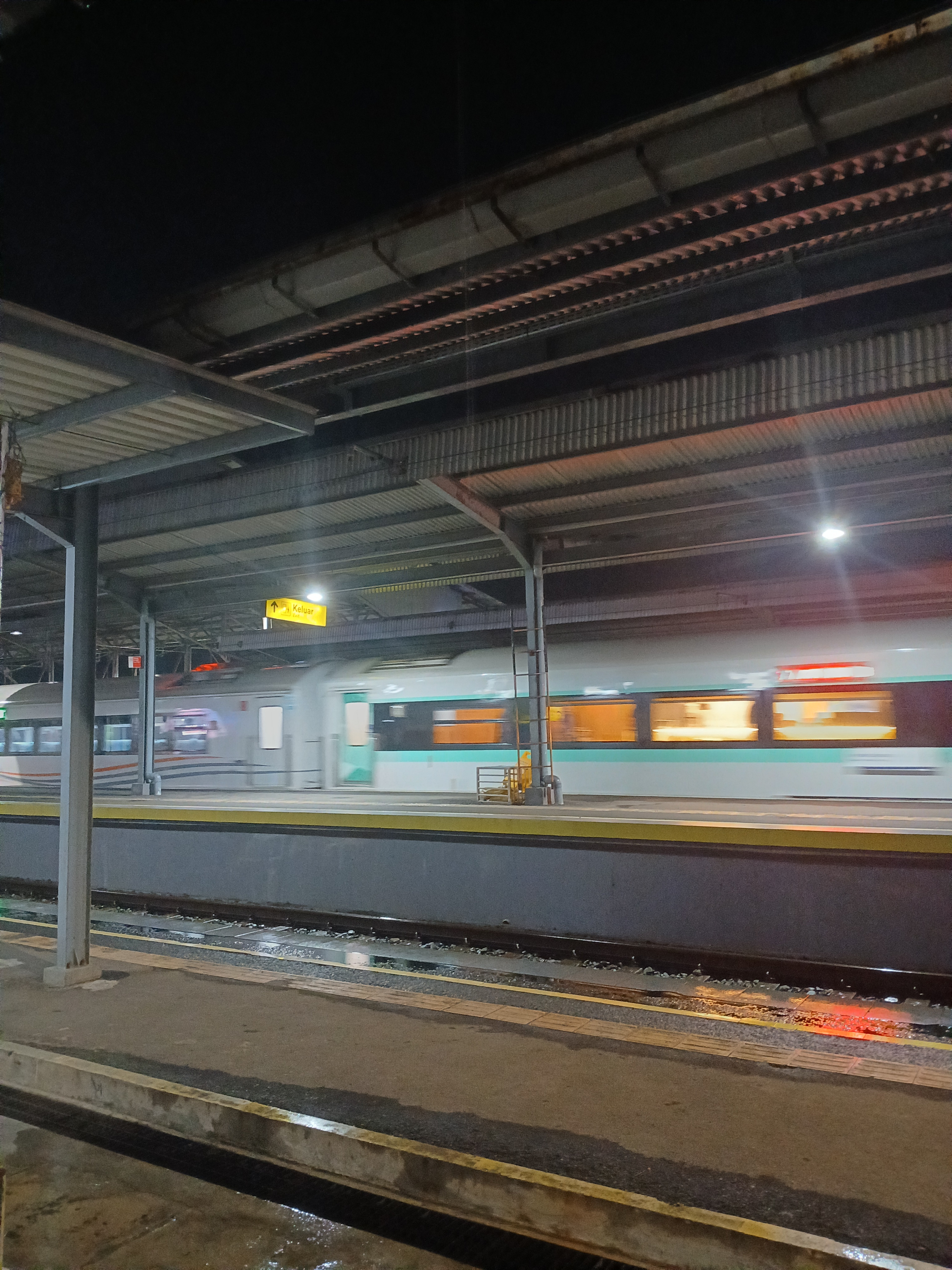 Ka purwojaya  di Stasiun Indonesia - foto kereta api terbaru