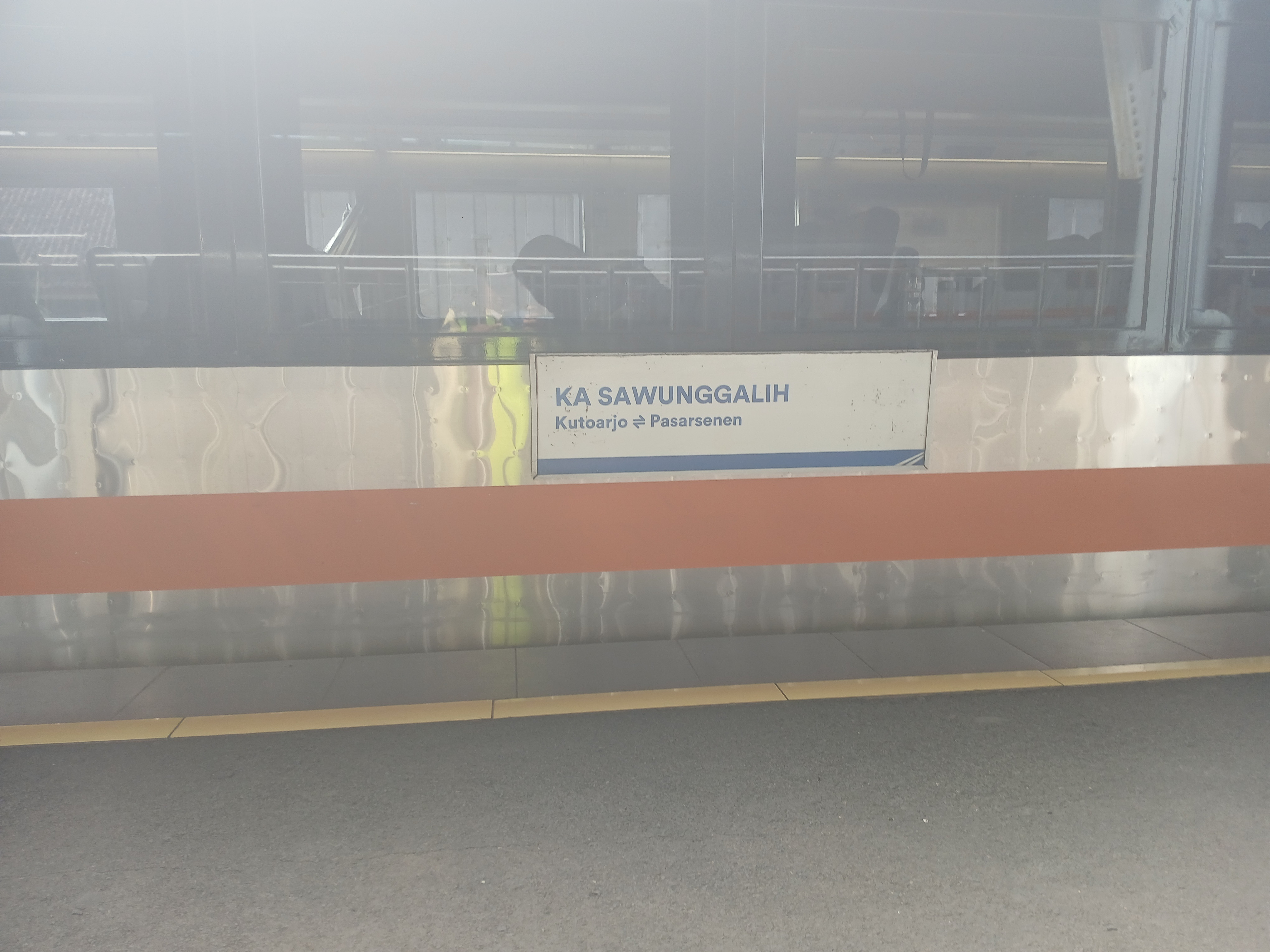 Foto Ka sawunggalih tujuan pasar senen di Indonesia
