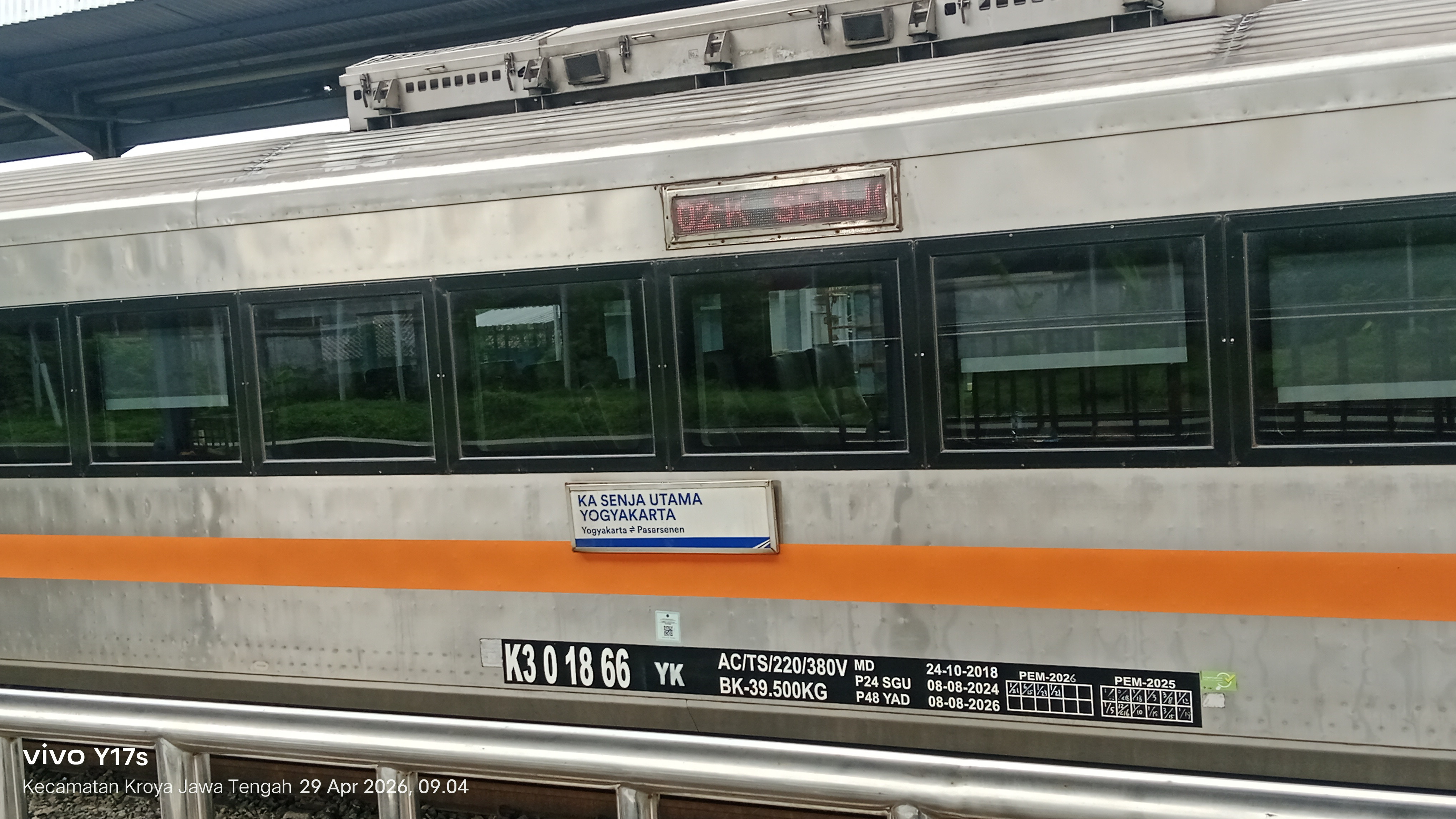 KA SENJA UTAMA YOGYAKARTA BARU TIBA DI STASIUN KROYA