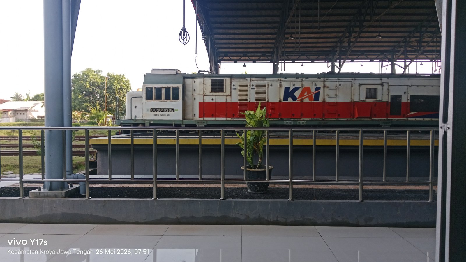 Foto KA SERAYU BERSIAP MENGANTARKAN PELANGGAN DARI STASIUN KROYA di Indonesia