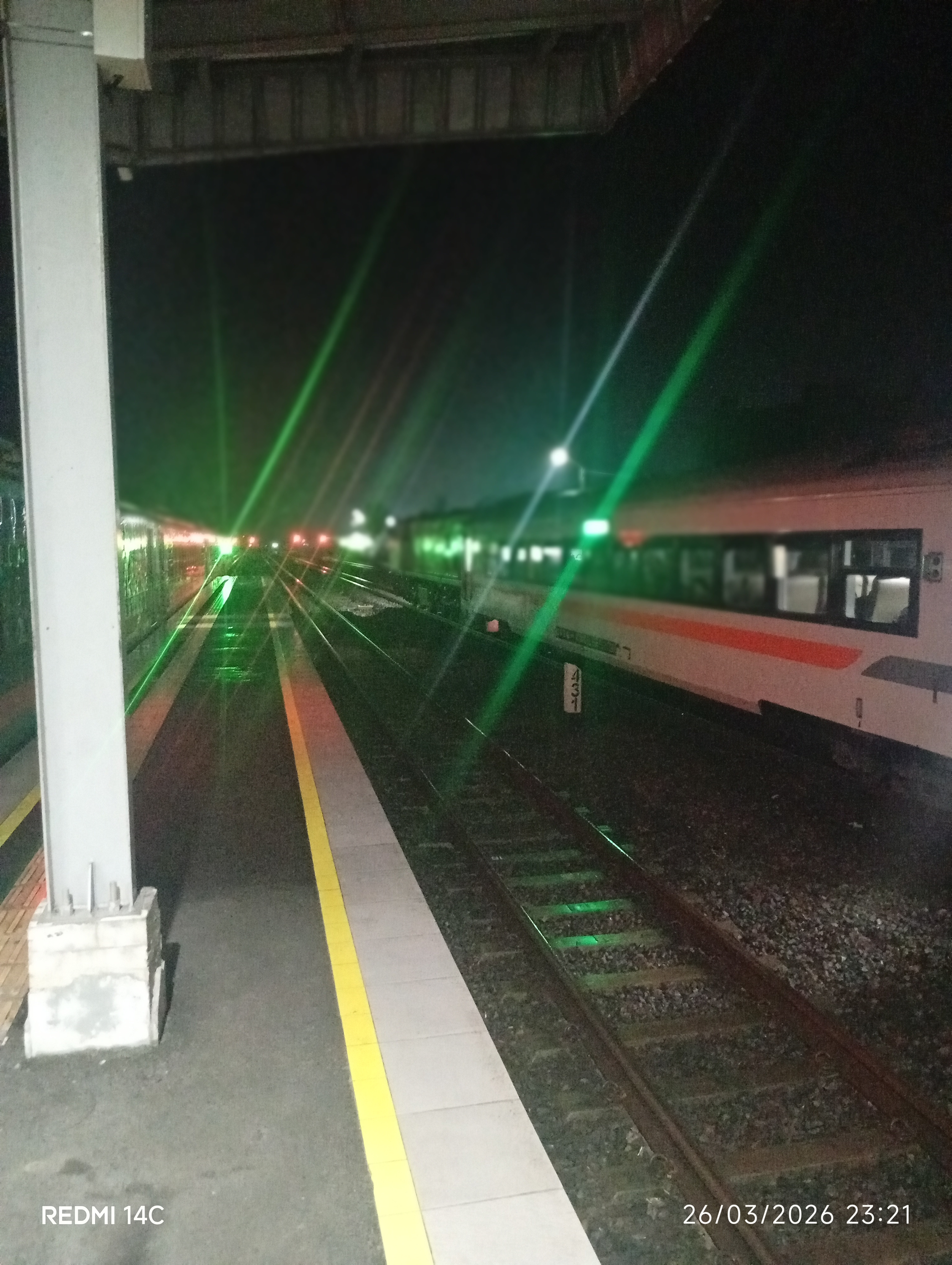 Ka Singasari di Stasiun Indonesia - foto kereta api terbaru