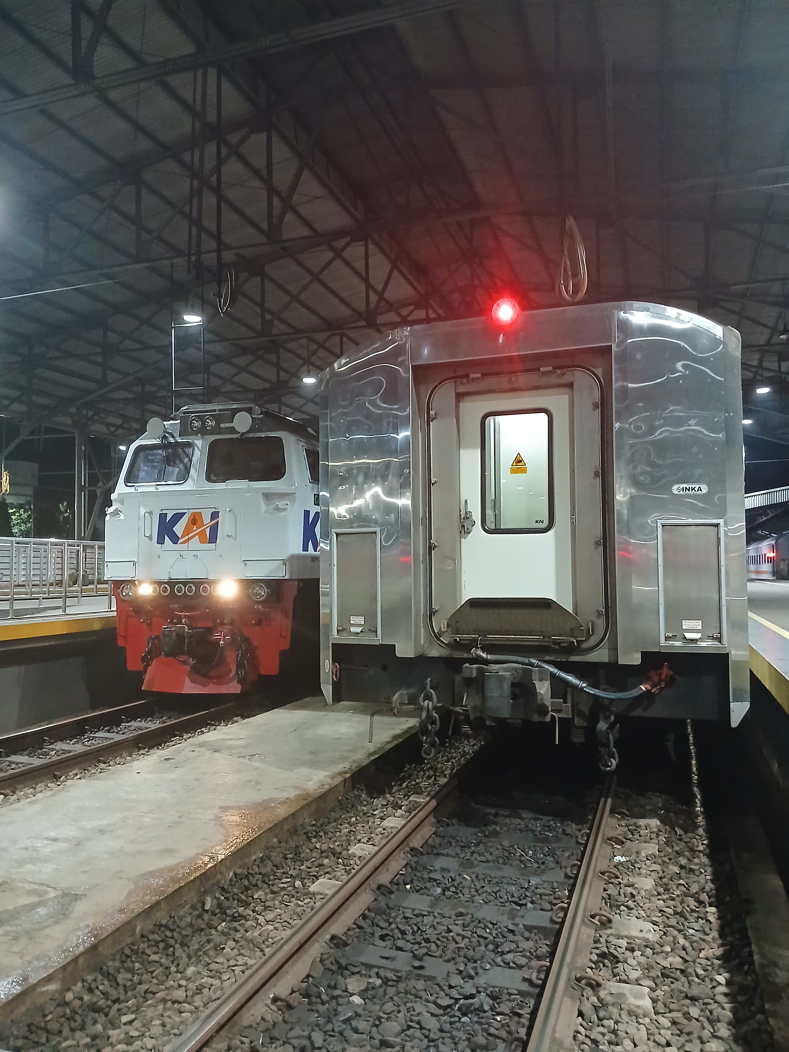 Ka tangker  di Stasiun Indonesia - foto kereta api terbaru