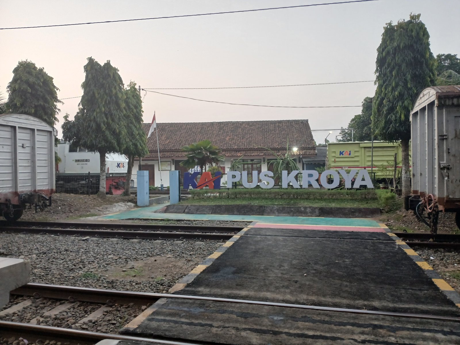 Kantor pus stasiun kroya saat menjelang magrib