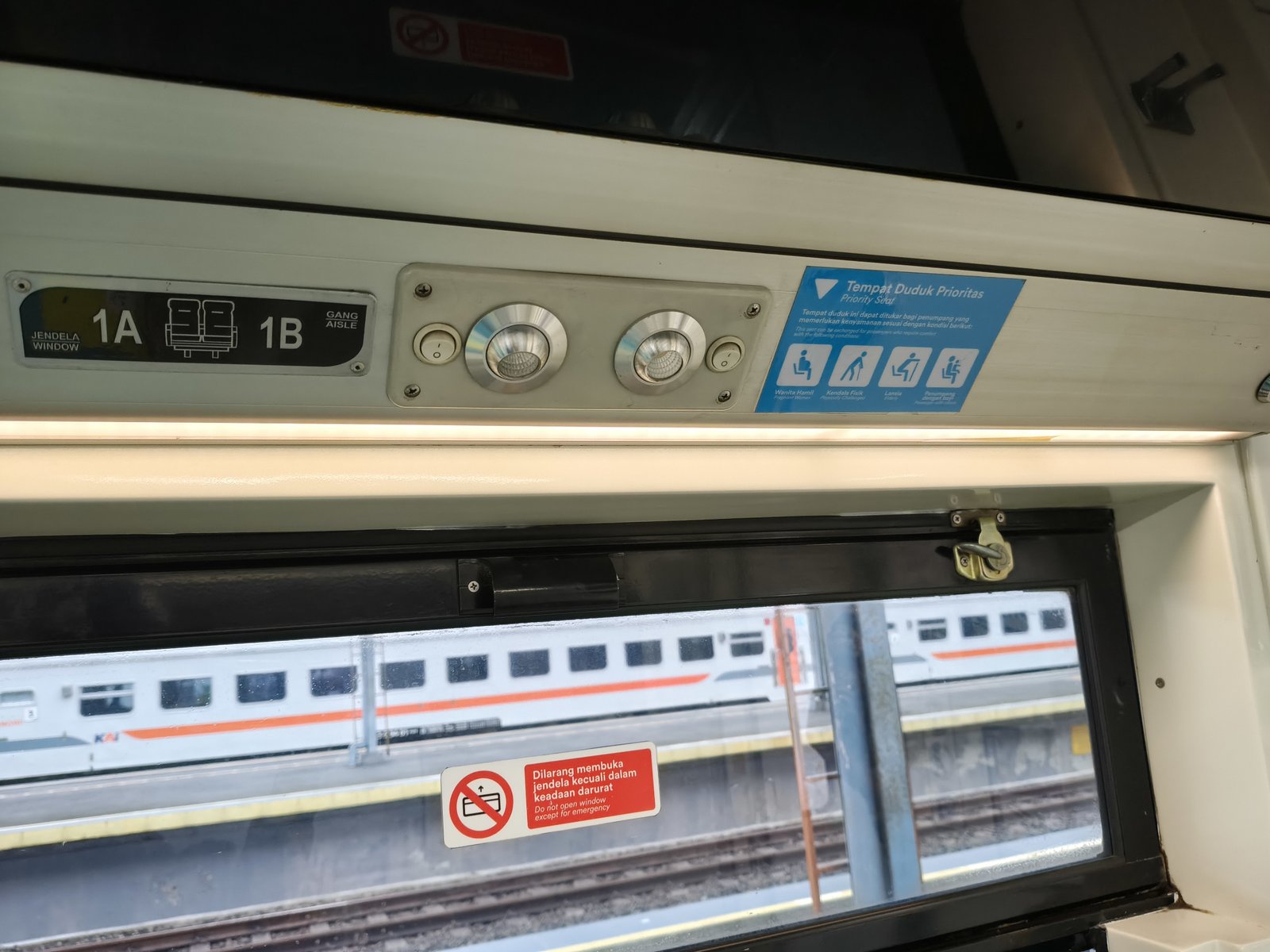 Kenali Kursi Prioritas di Kereta Api, Yuk Beri Tempat untuk yang Lebih Membutuhkan!