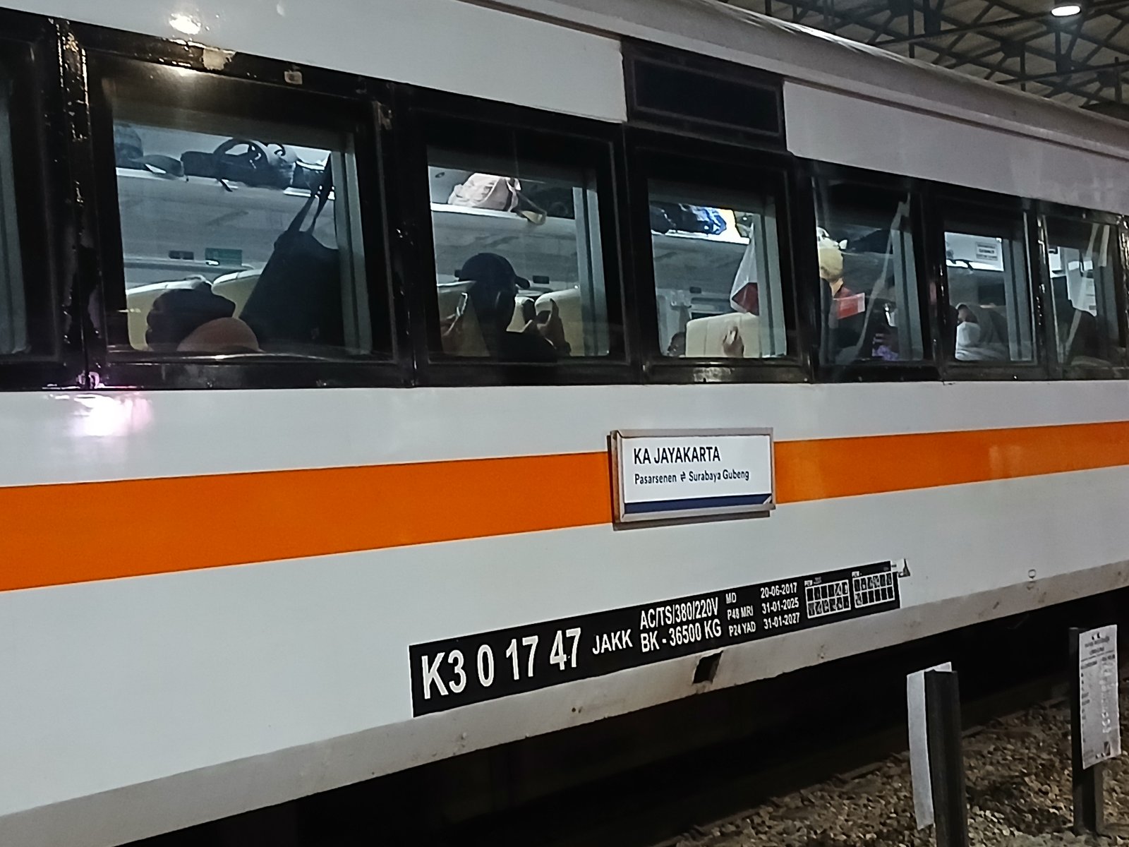 Kereta api jayakarta adalah rangkain kereta terpanjang mencapai 13 gerbong kereta penumpang