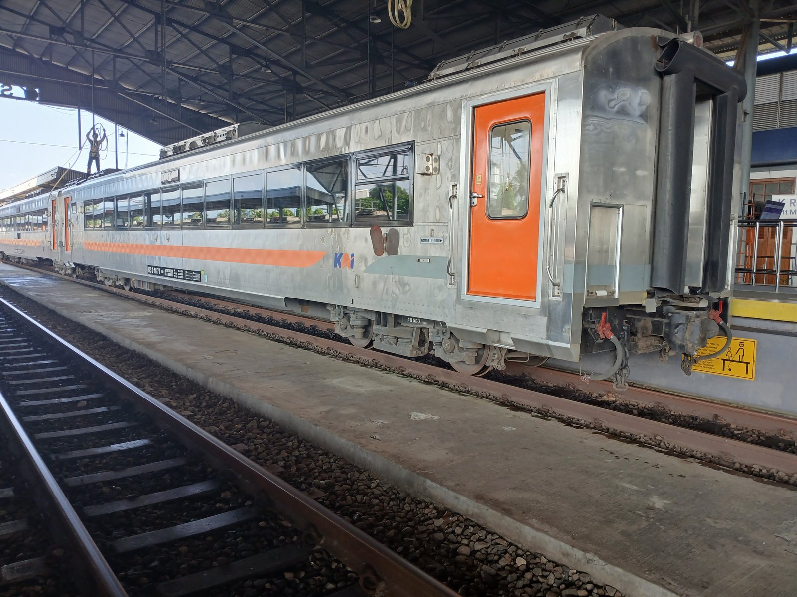 Kereta api malabar bersiap untuk berangkat