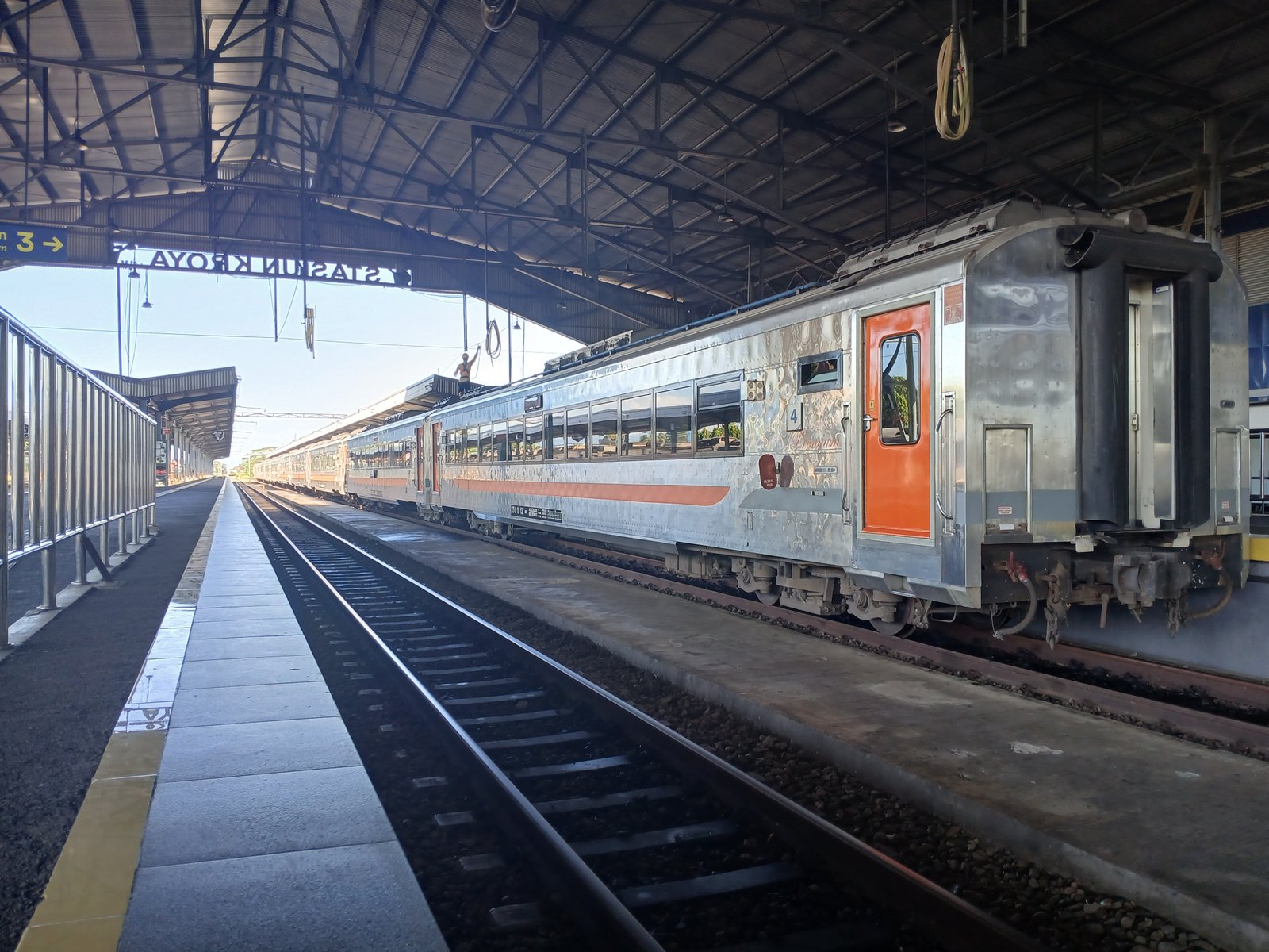 Foto Kereta api malabar persiapan berangkat dari jalur dua di Indonesia