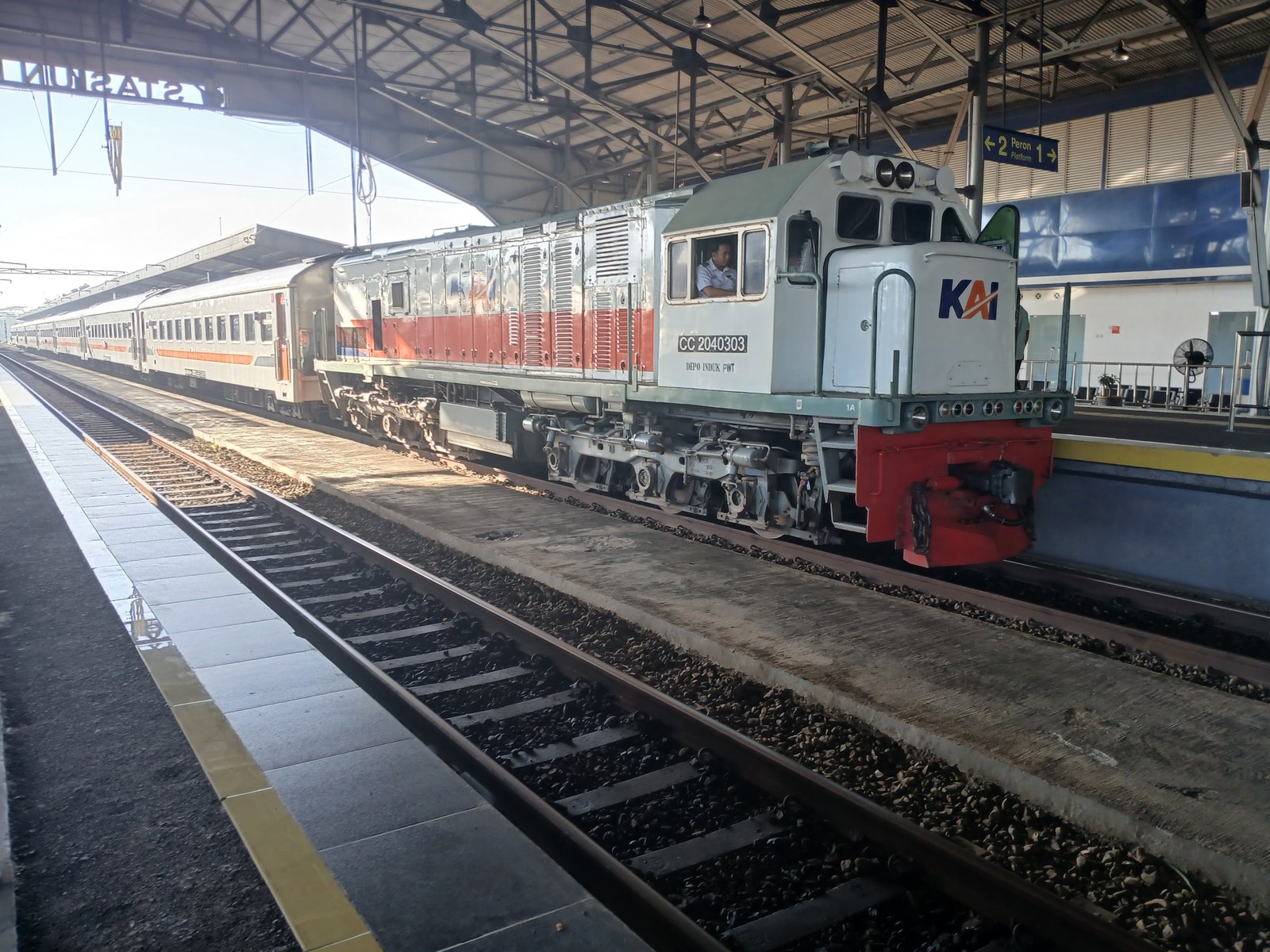Kereta api serayu tujuan stasiun pasar senen siap berangkat