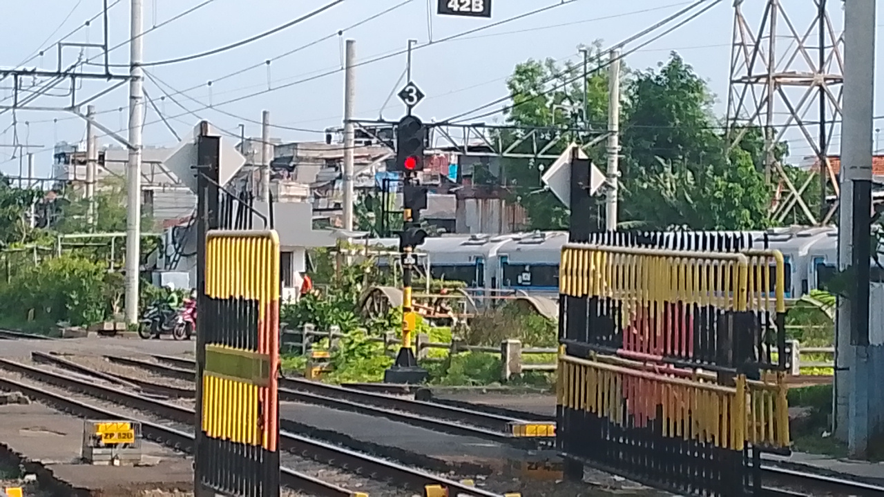 Kereta ekonomi kerakyatan  di Indonesia - foto kereta api