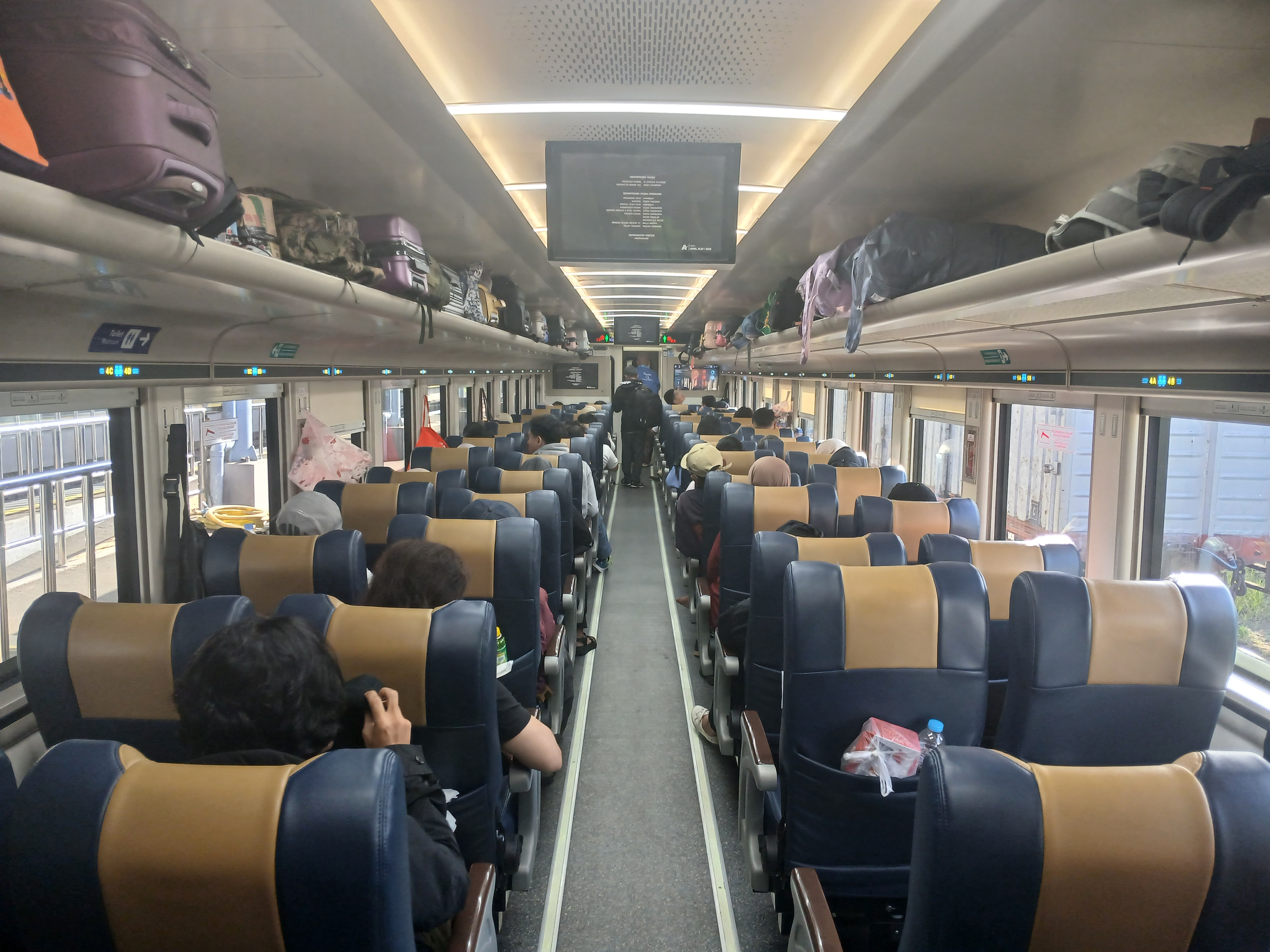 Kereta ekonomi sekarang makin nyaman buat perjalanan jarak jauh