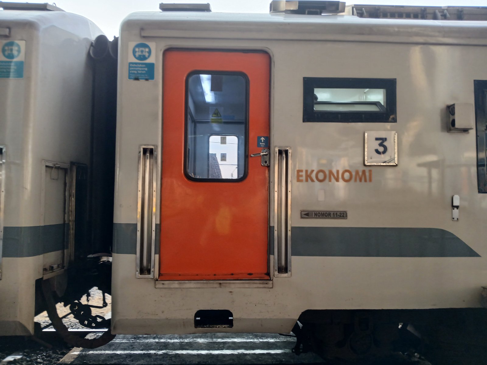 Foto Kereta kertanegara tujuan pwt di Indonesia