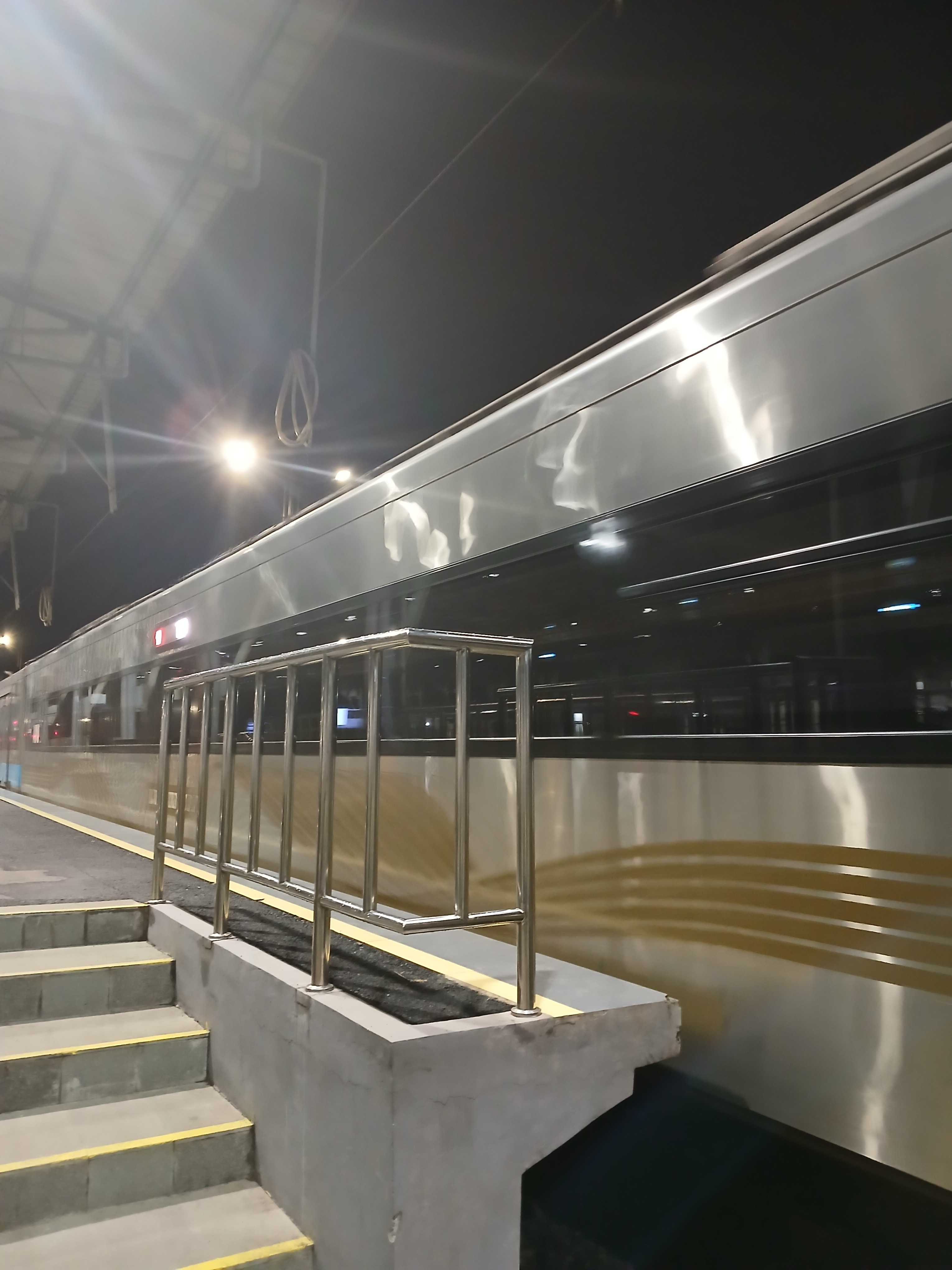 Kereta luxuri yang nyaman di Indonesia - foto kereta api