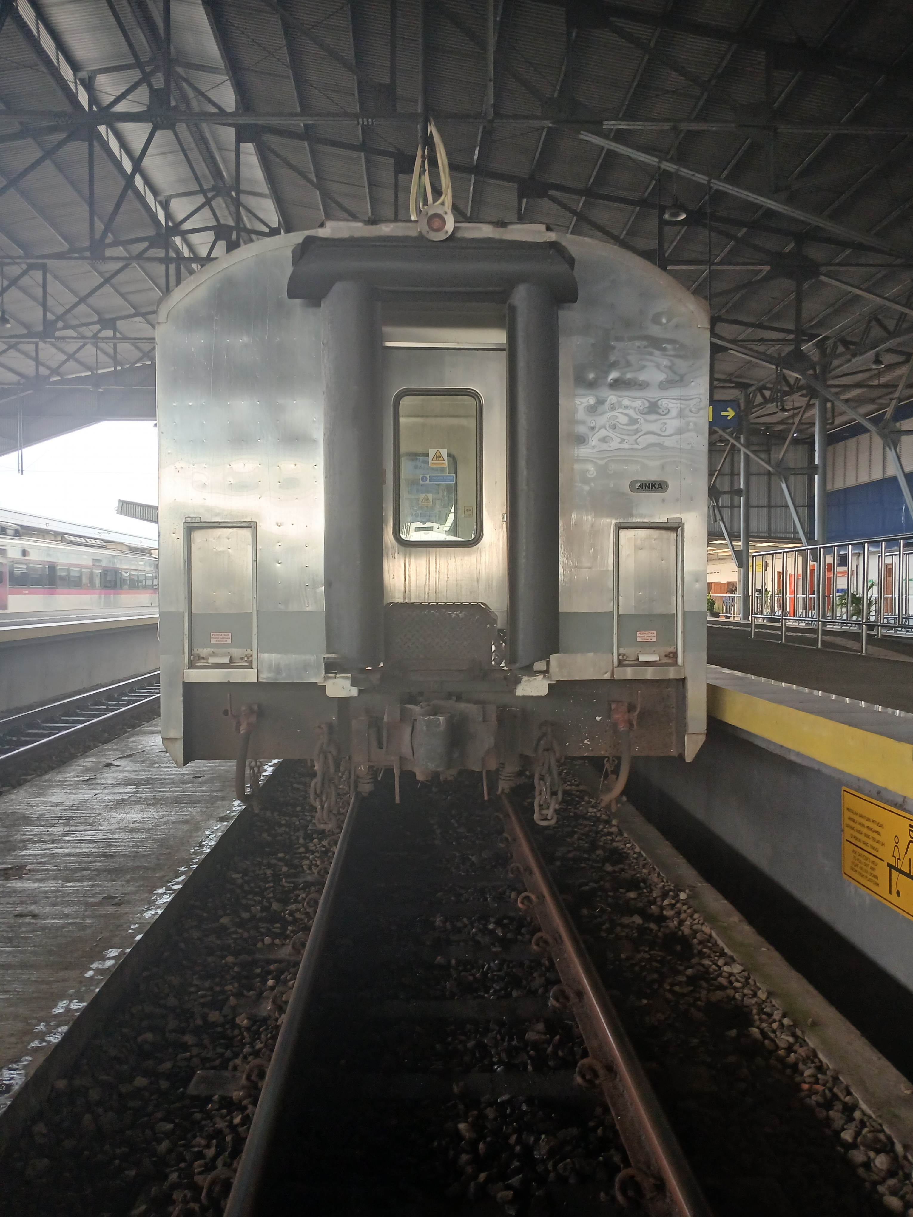 Kereta paling belakang