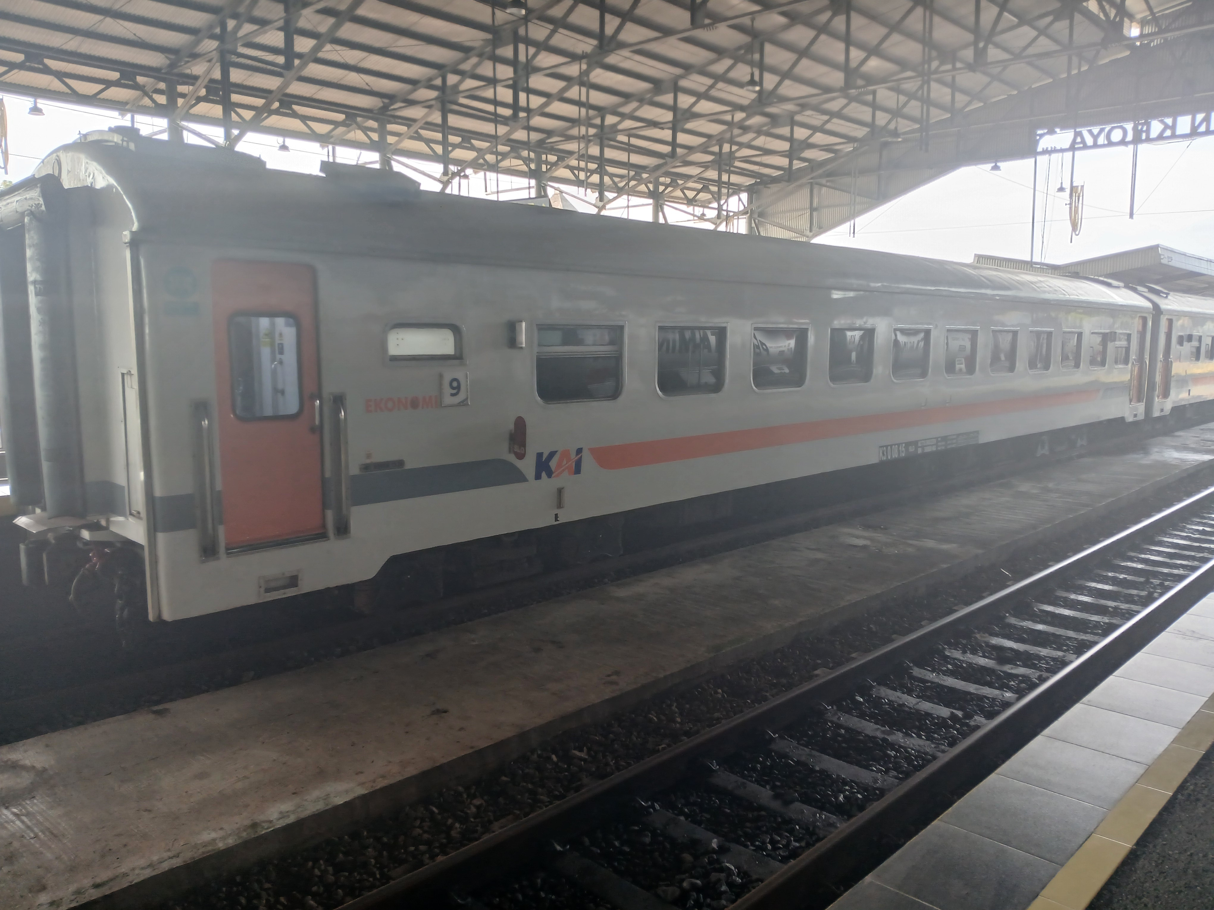 Kereta paling belakang 