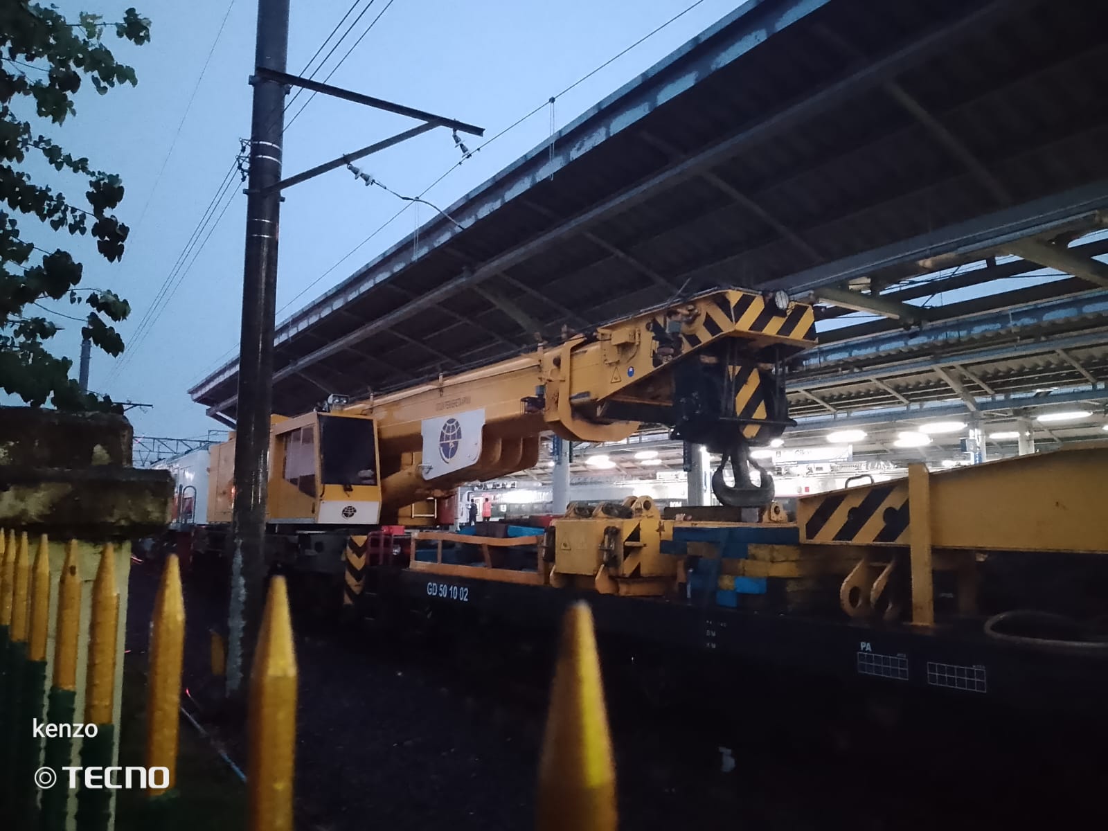 Kereta penolong kereta crane kejadian tabrakan kereta api di Indonesia