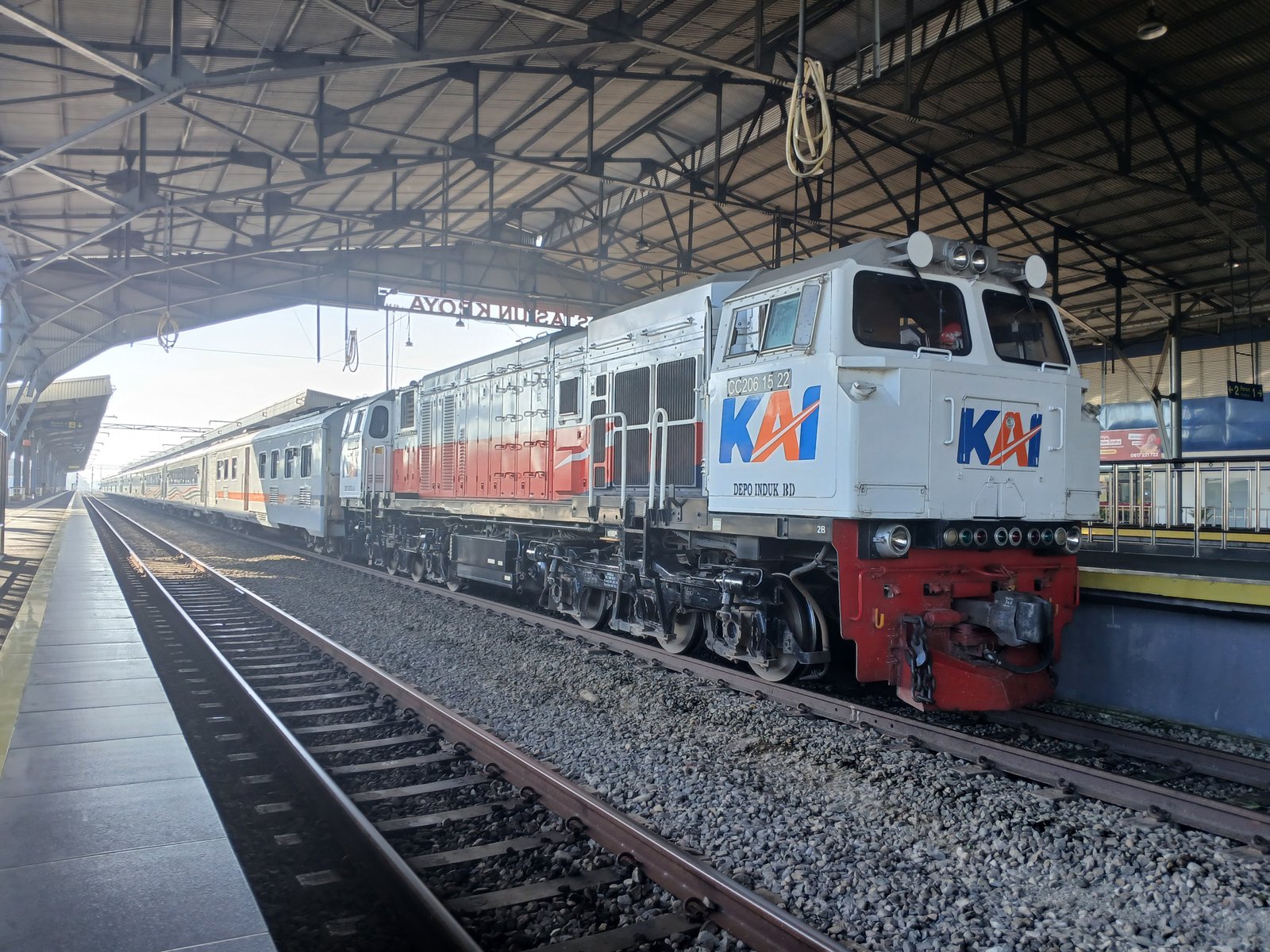 Kereta purwojaya siap melintasi jalur besi