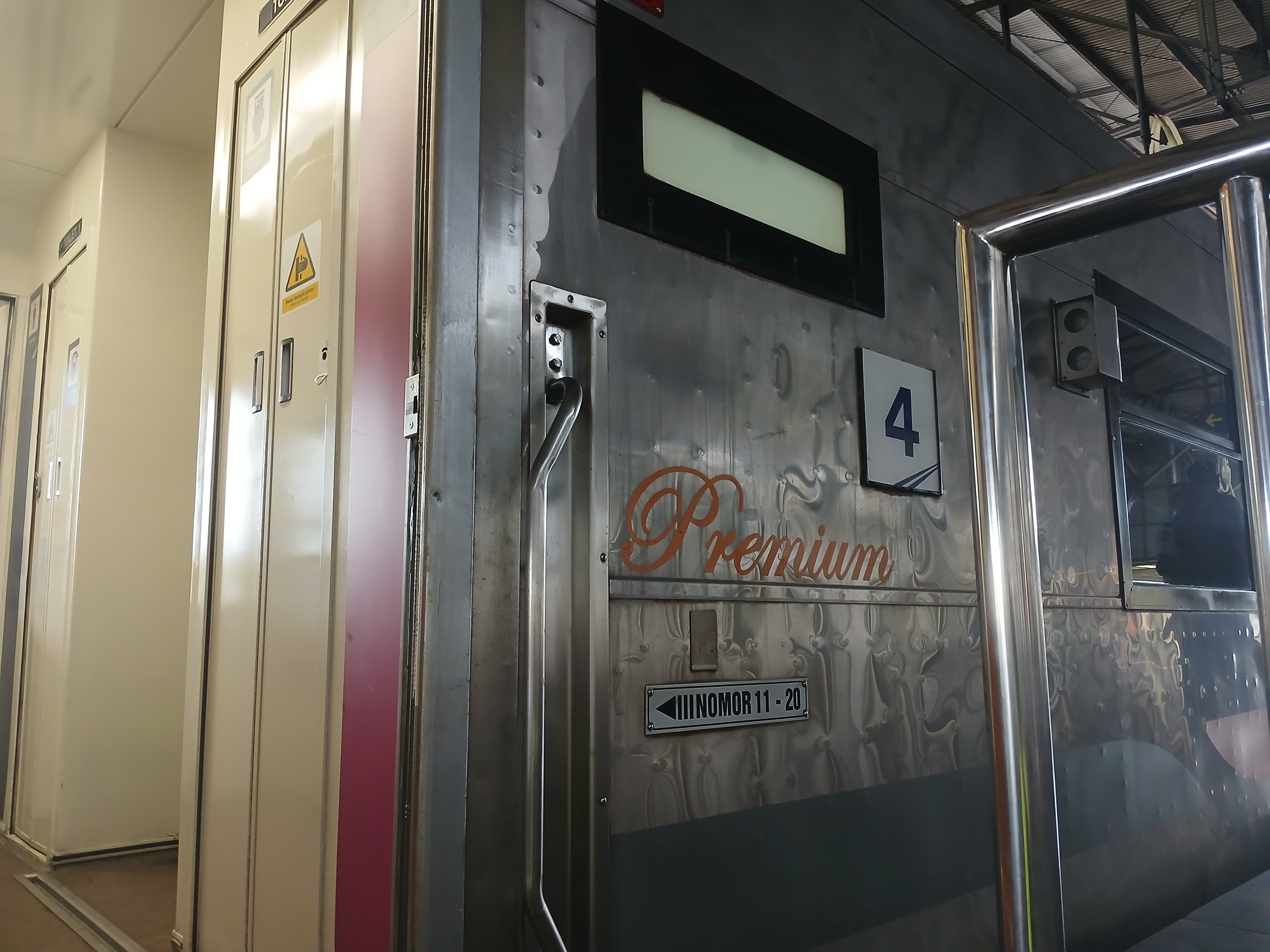 Kereta stainlees steel di Stasiun Indonesia - foto kereta api terbaru